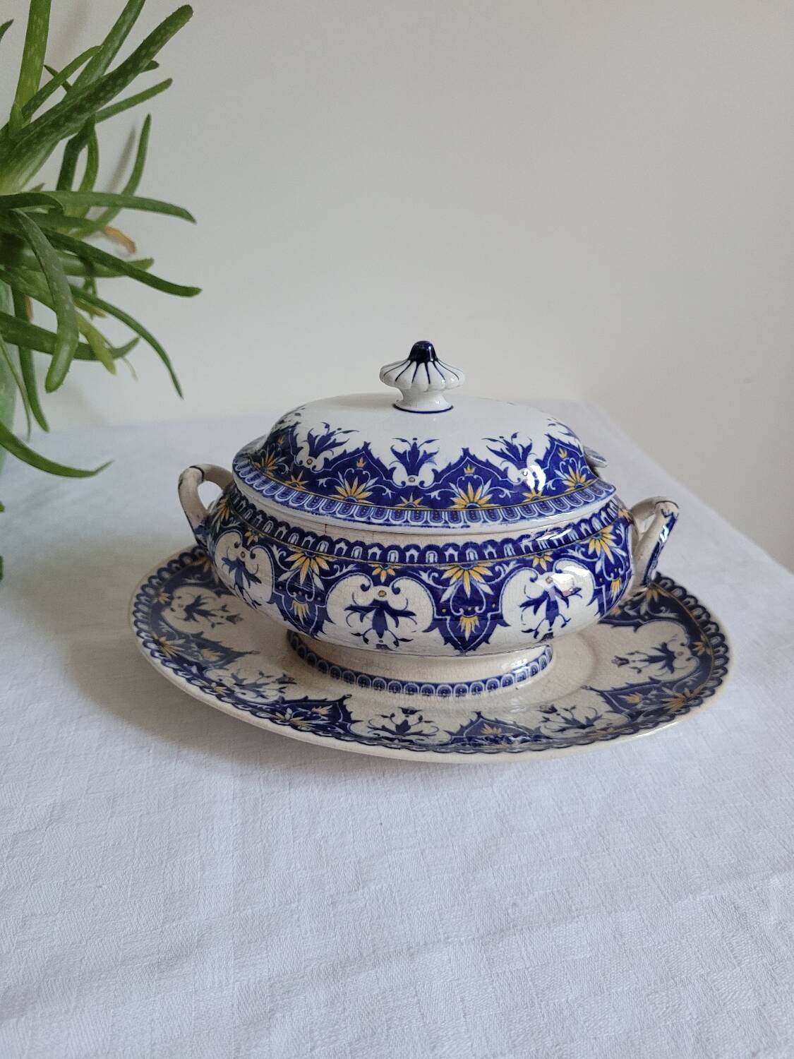 Cluny sauce boat from Sarreguemines