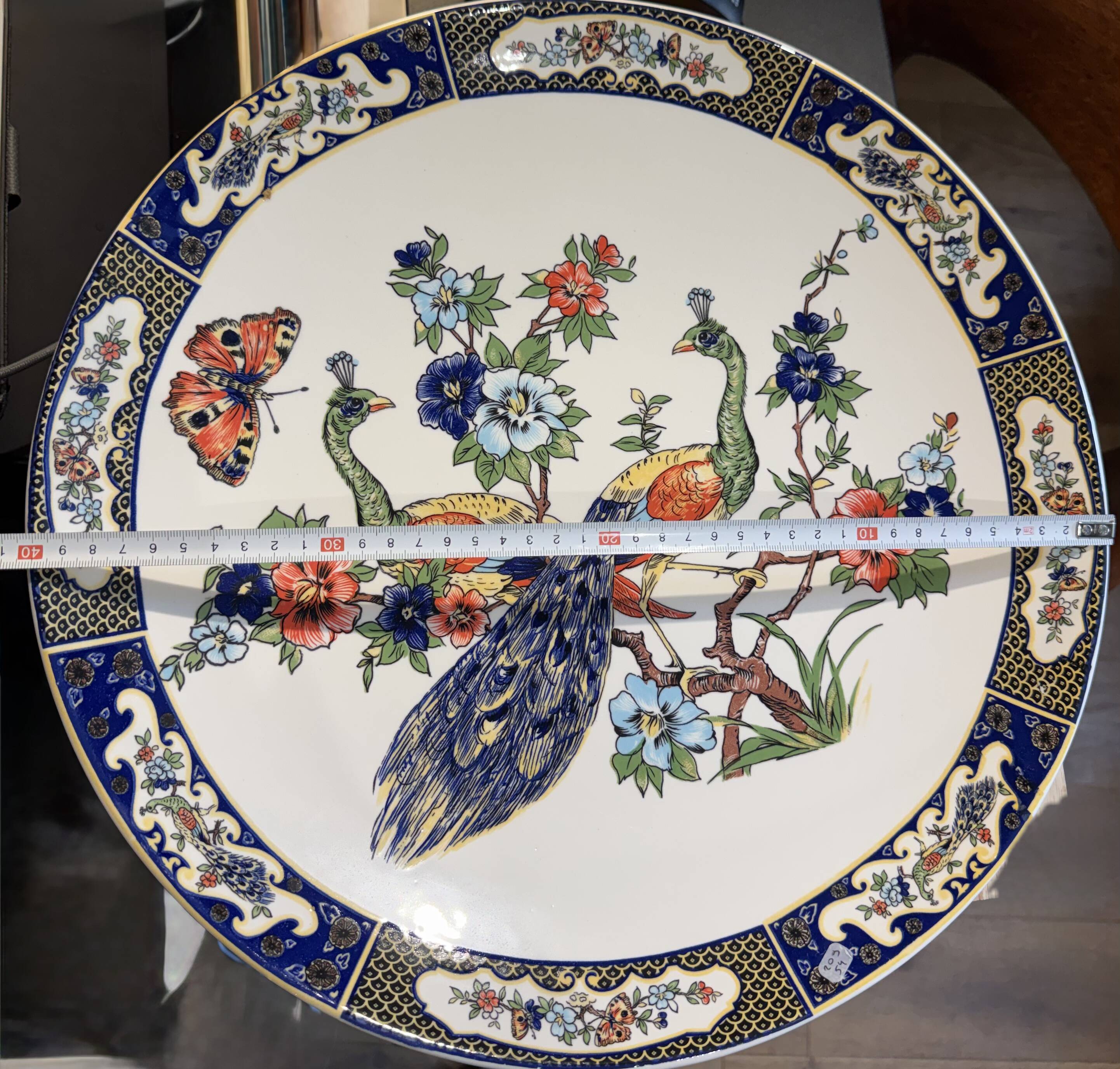 Grand plat à décor de Paons et fleurs XX siècle
