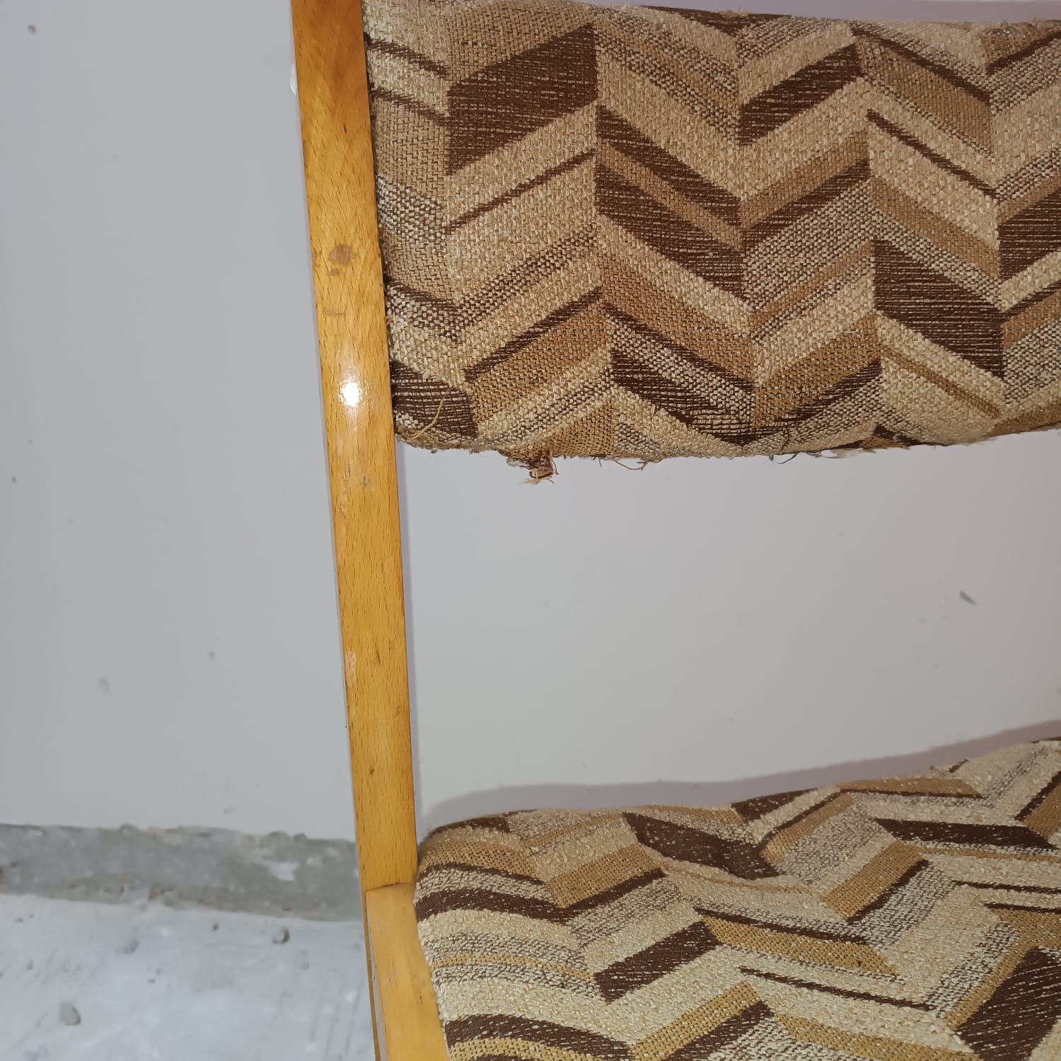 Lots of 4 vintage wooden chairs