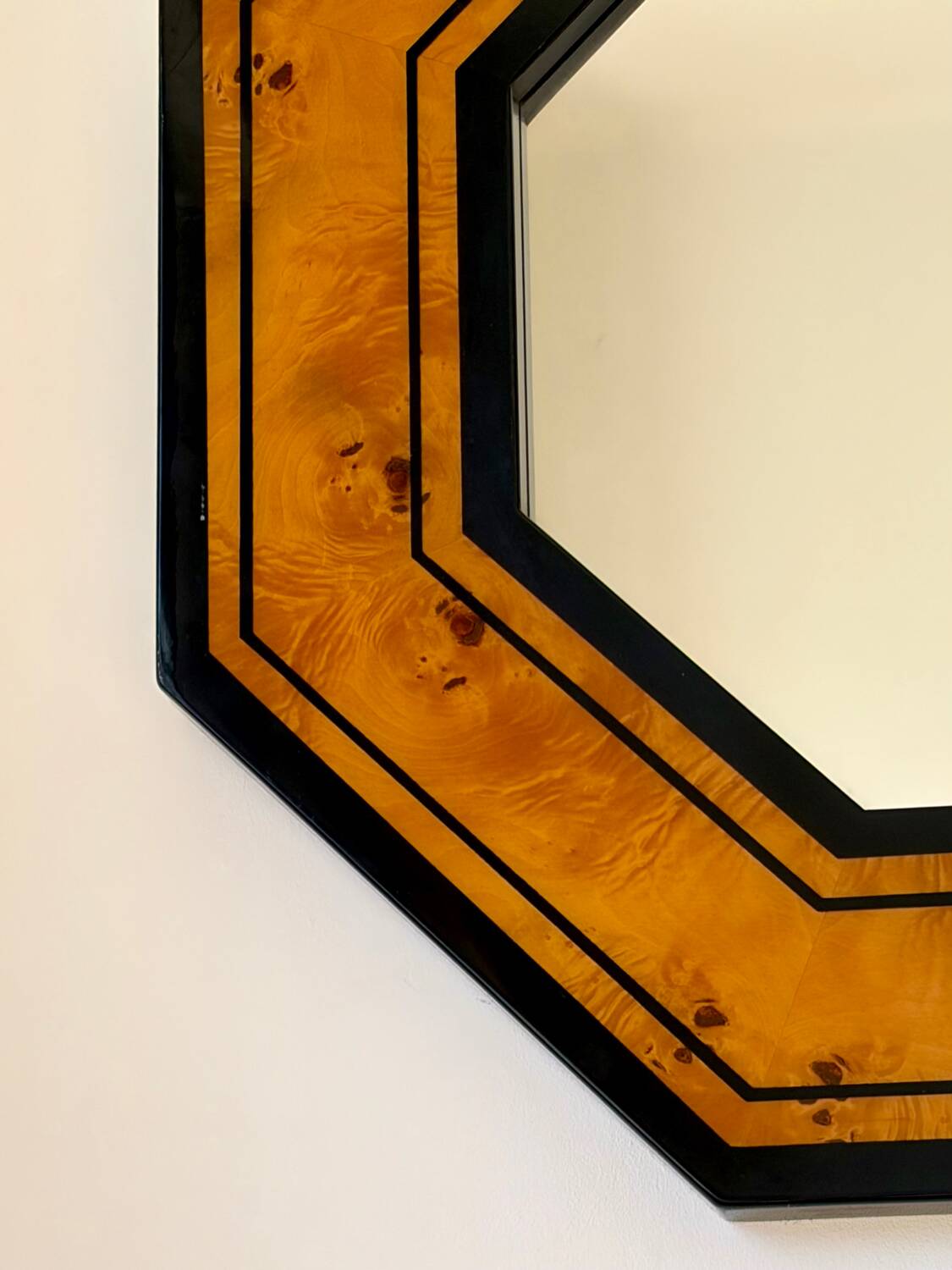 Miroir octogonal en loupe d’orme par Jean-Claude Mahey