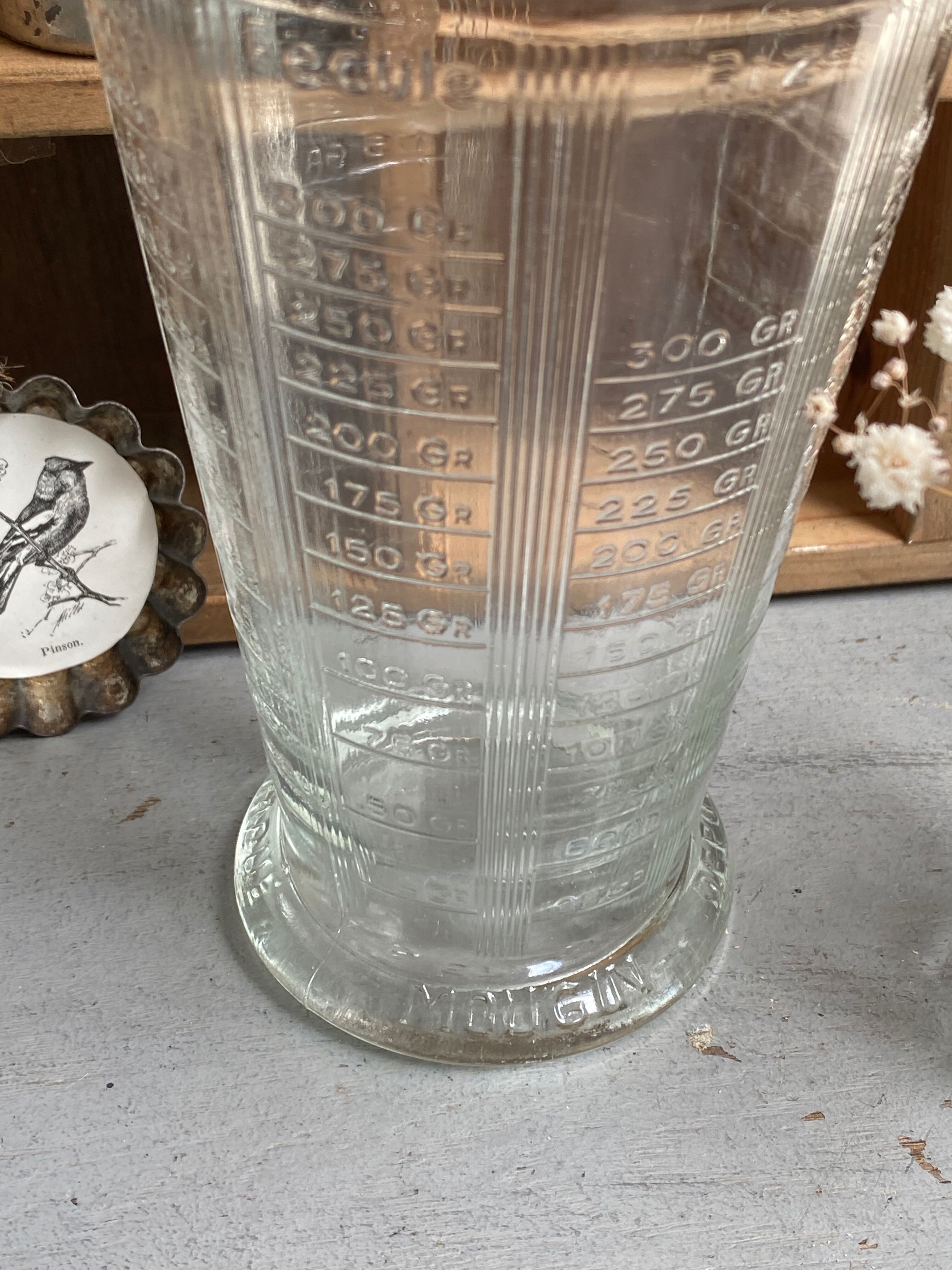 Mougin measuring glass