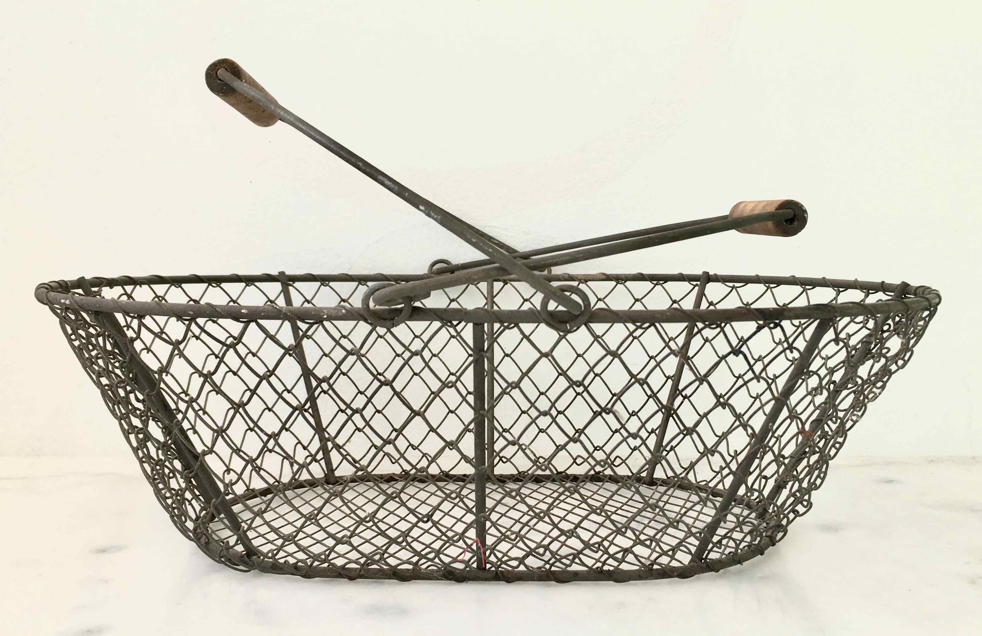 Basket in wire mesh and wood
