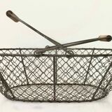Basket in wire mesh and wood
