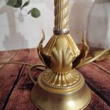 Lampe ancienne en laiton et globe en verre moulé