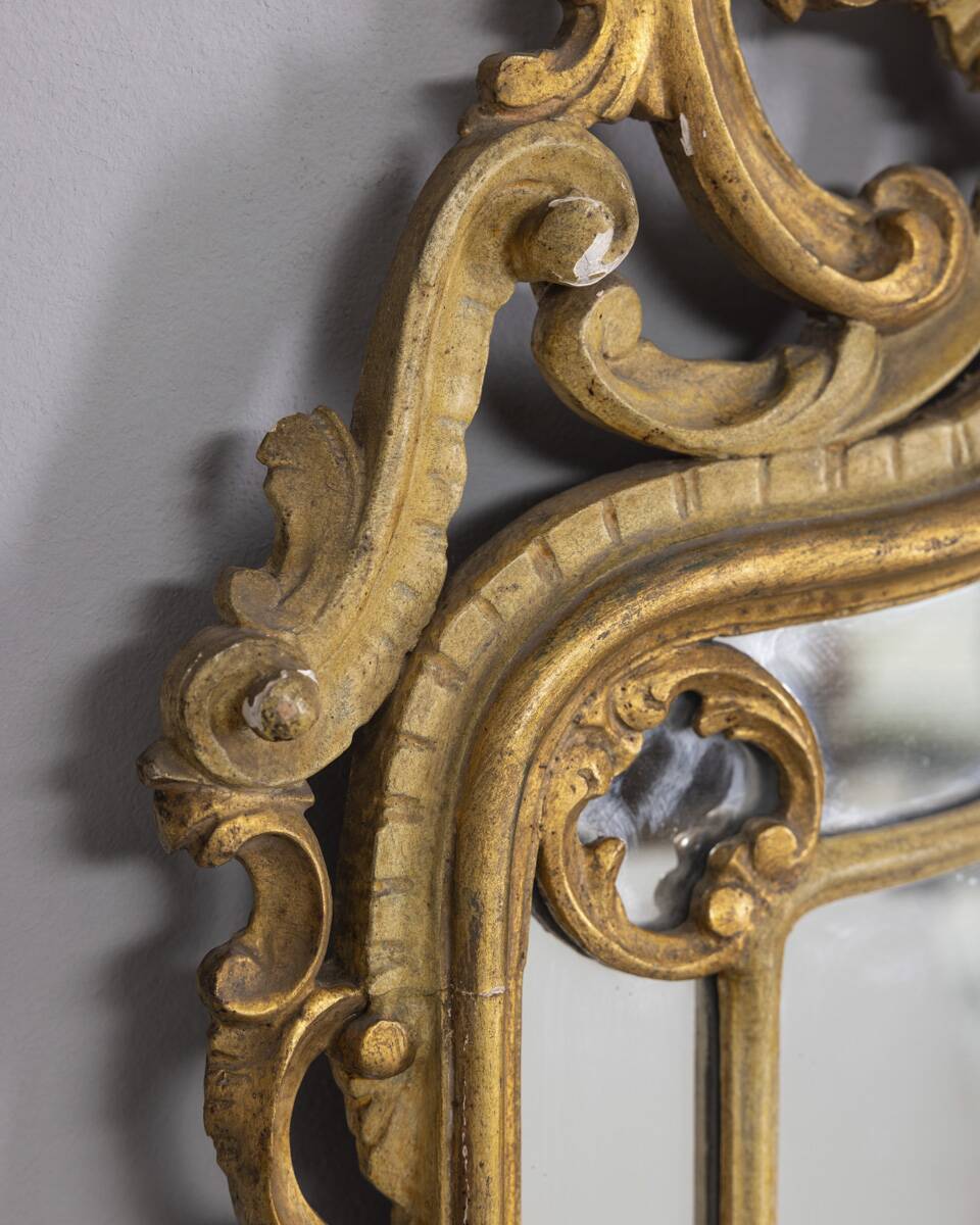 MIROIR MURAL DU DÉBUT DU XXE SIÈCLE EN BOIS DORÉ DE STYLE BAROQUE