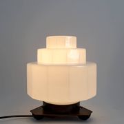 Lampe Art Déco Steamline Modern, vers 1930 – Verre opalin et fer Forgé
