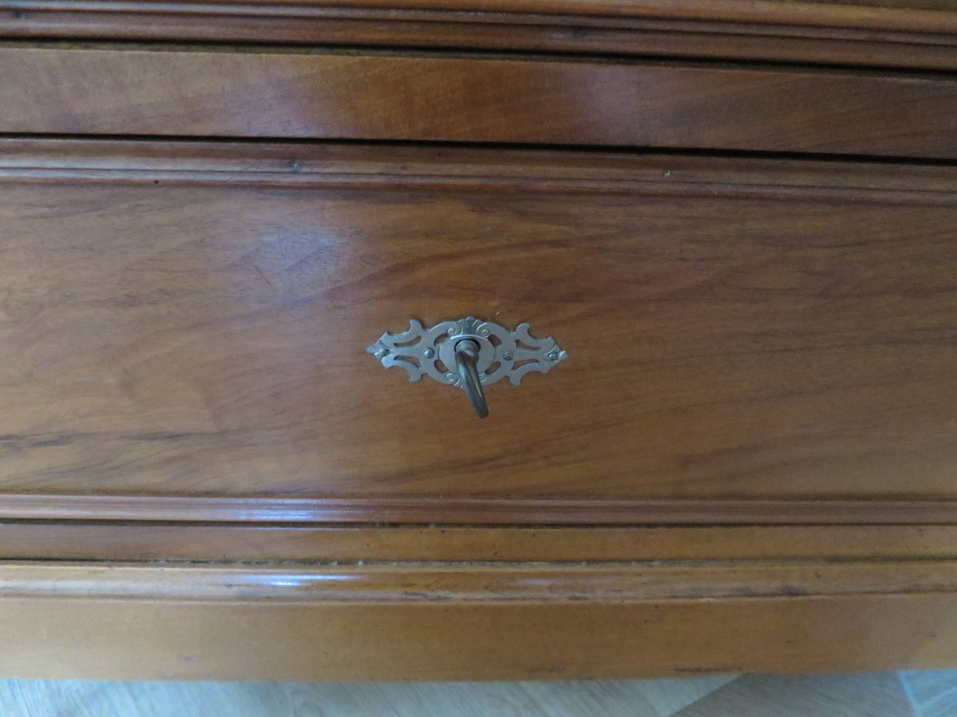 Rare - Pretty old chest of drawers with 4 drawers and 3 locks - In walnut - 1930