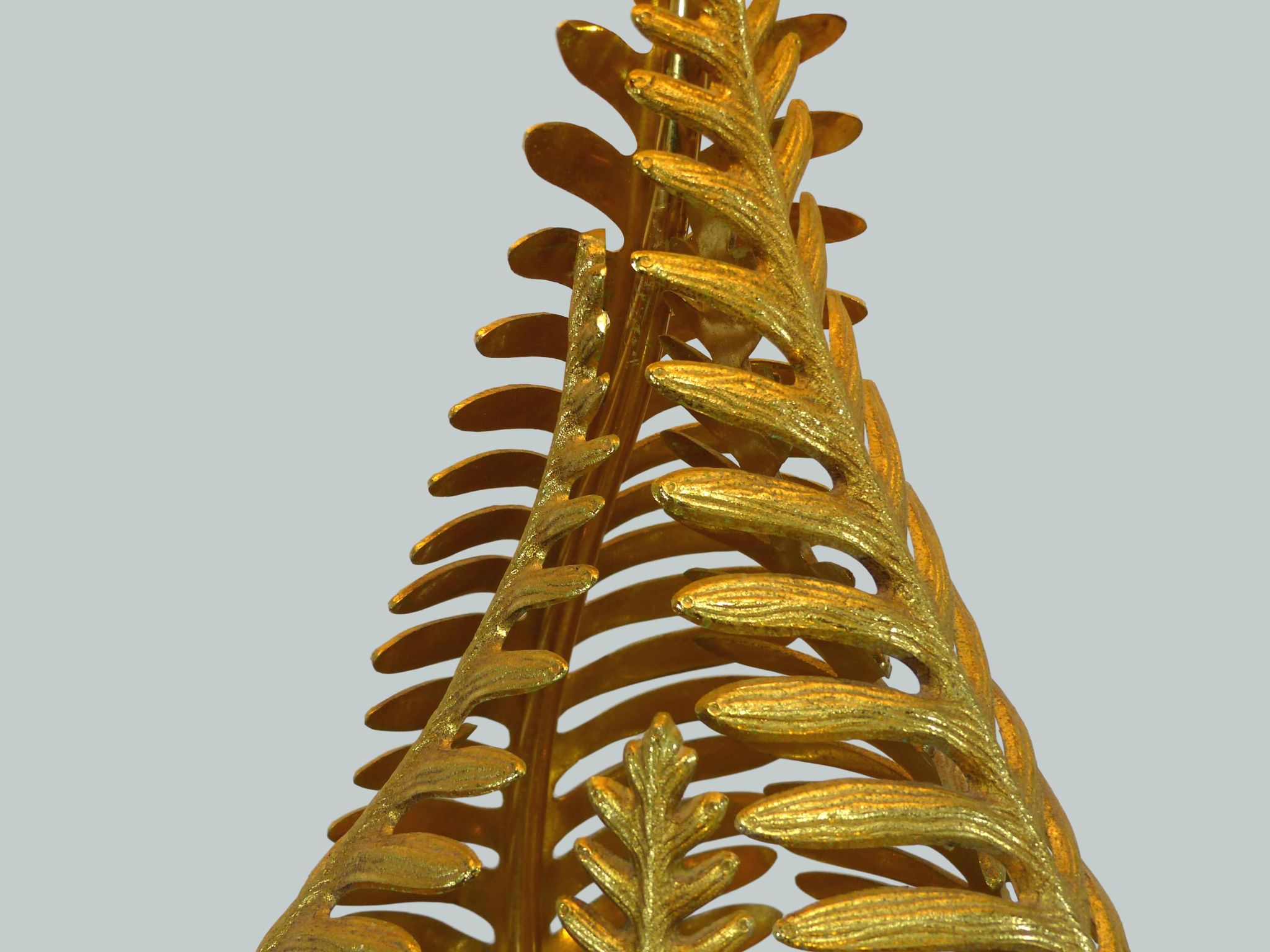 Lamp to lay on the foliage of golden ferns