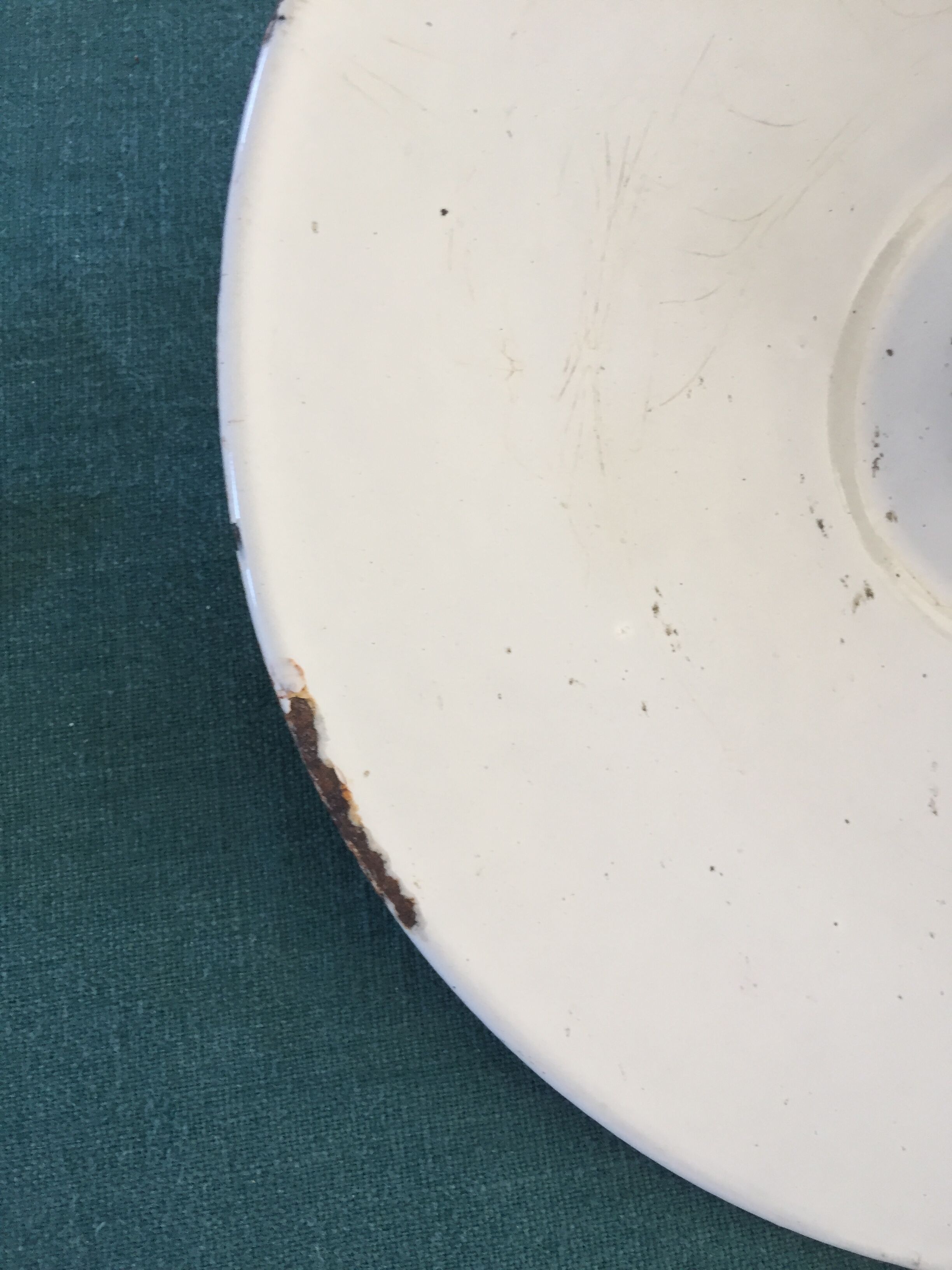 Vintage enamelled sheet metal suspension and its porcelain rosette