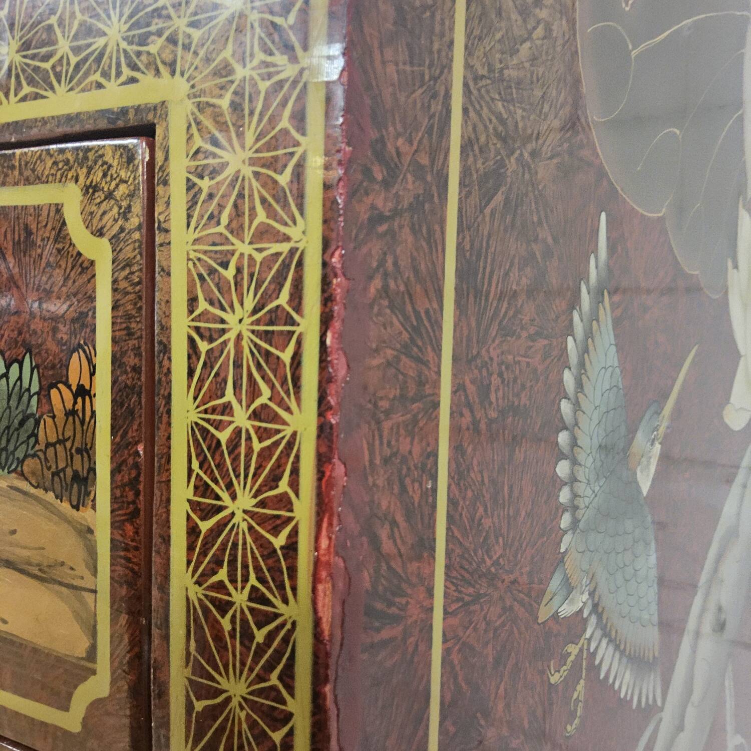 Cabinet chinois / oriental vintage avec feuille d'or / scène traditionnelle