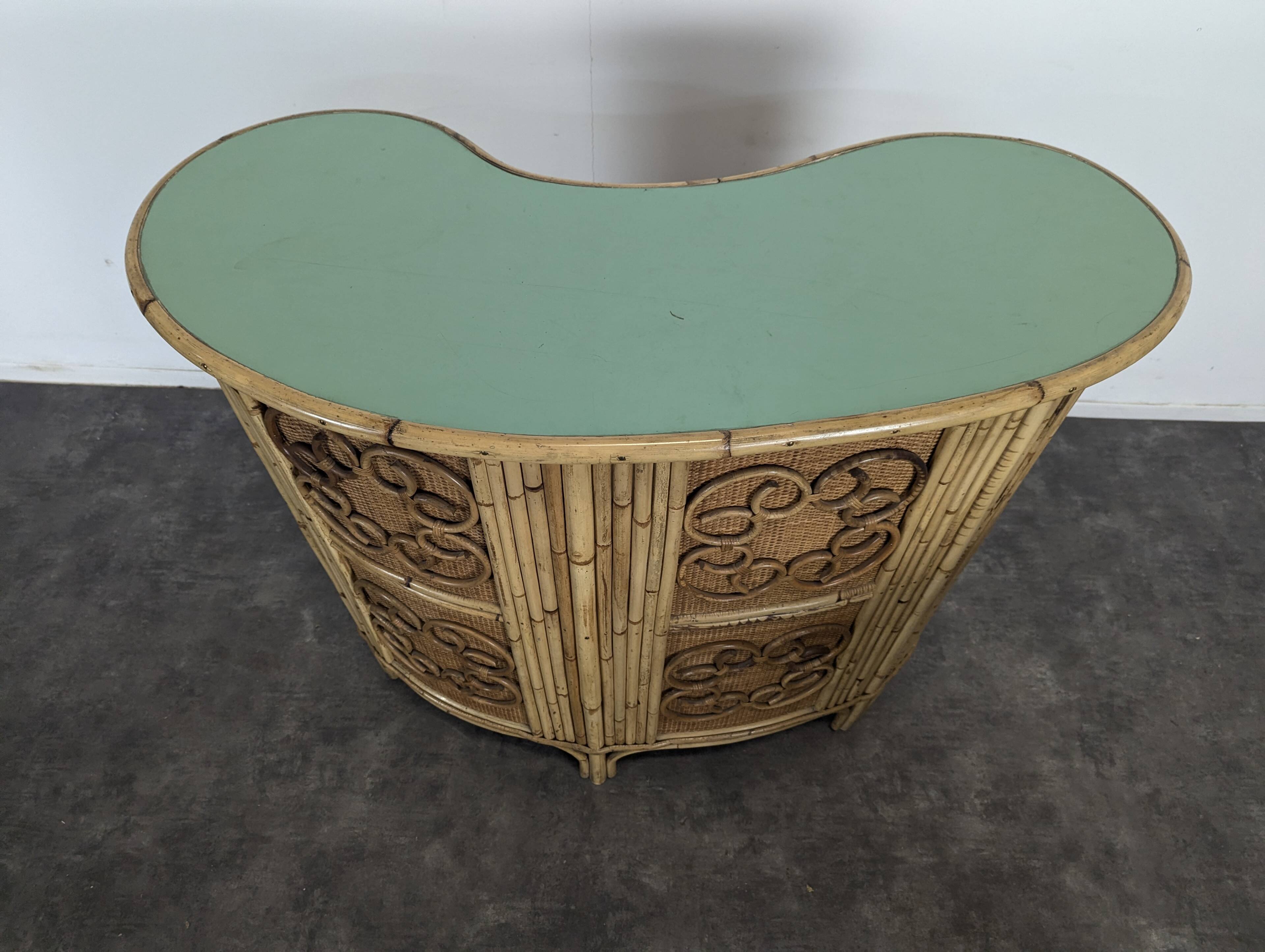Comptoir et tabourets en bambou et rotin