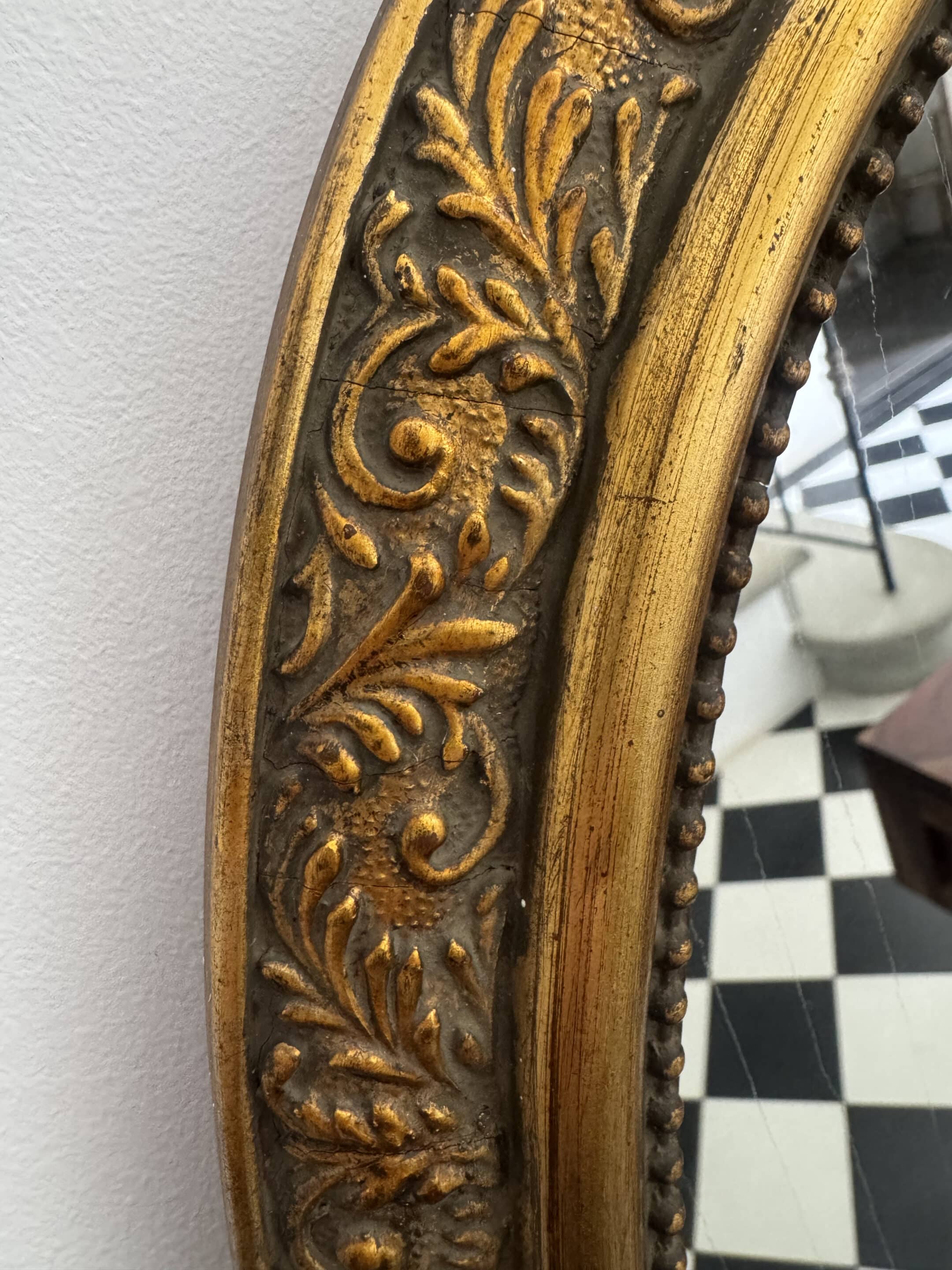 Oval gold mirror in Napoléon III style