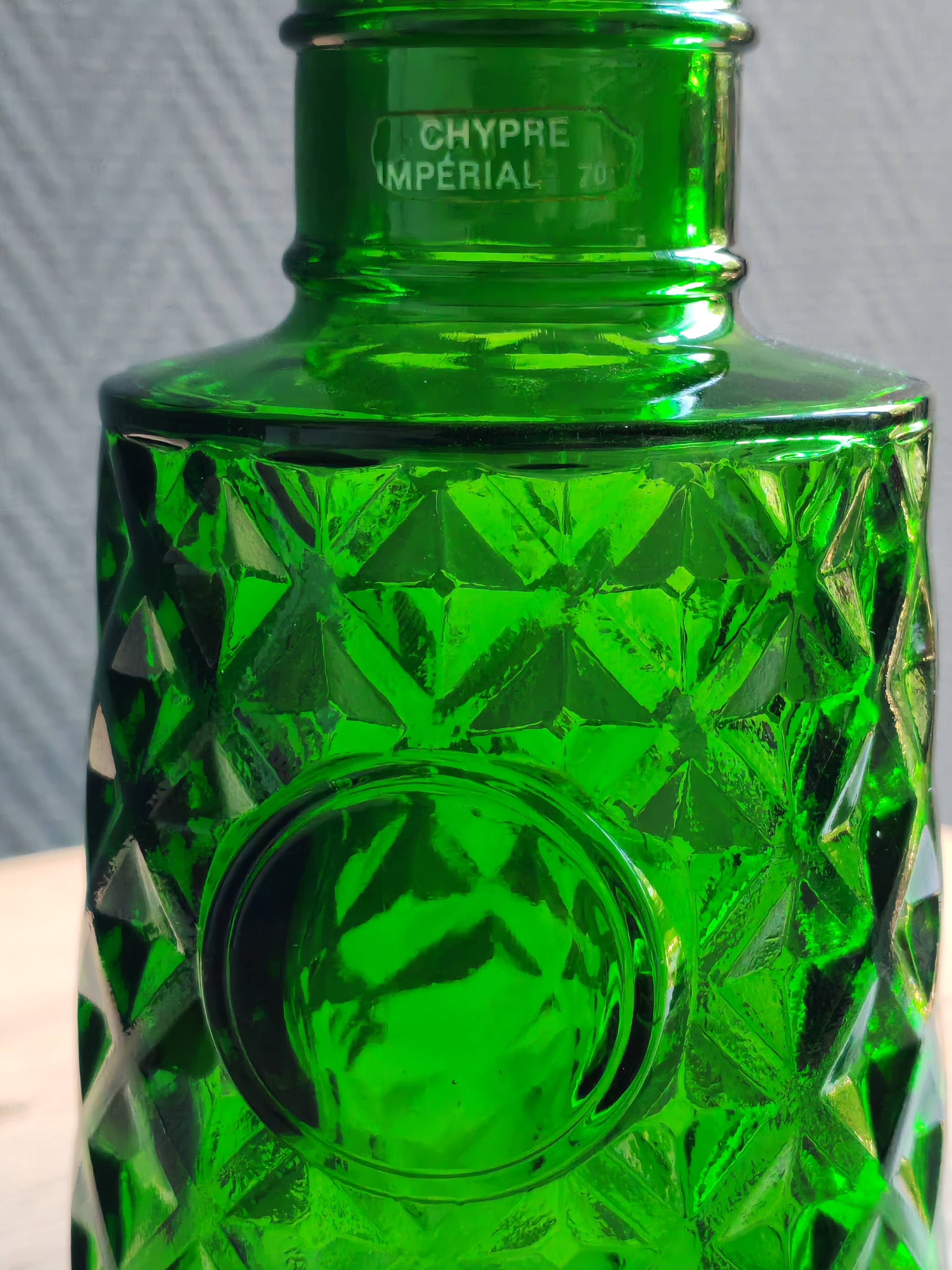 Carafe à whisky vintage en verre vert moulé pointe de diamant