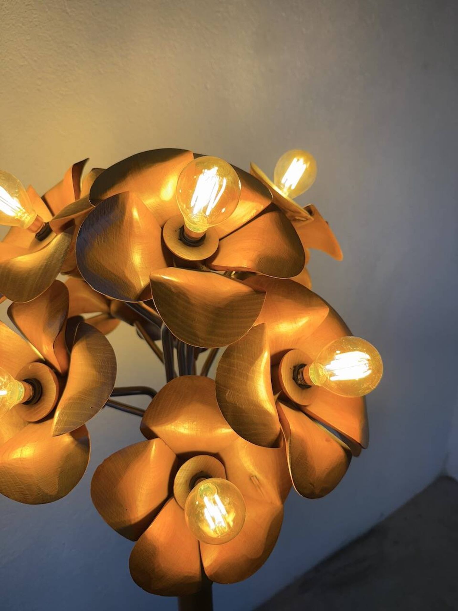 Lampadaire en orme motifs « fleurs », années 70