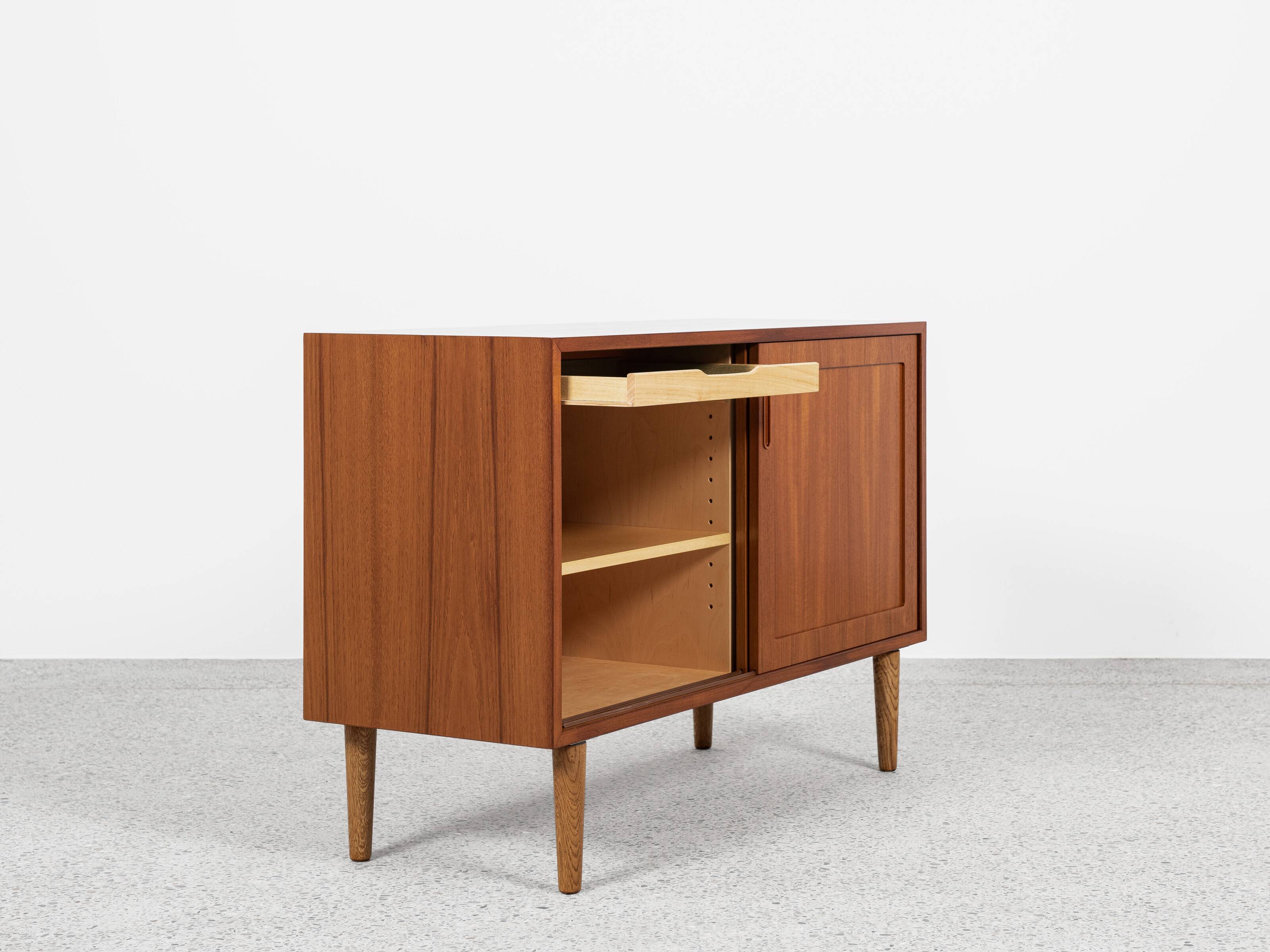 Small Danish sideboard in teak by Hundevad 1960s - 108 cm
