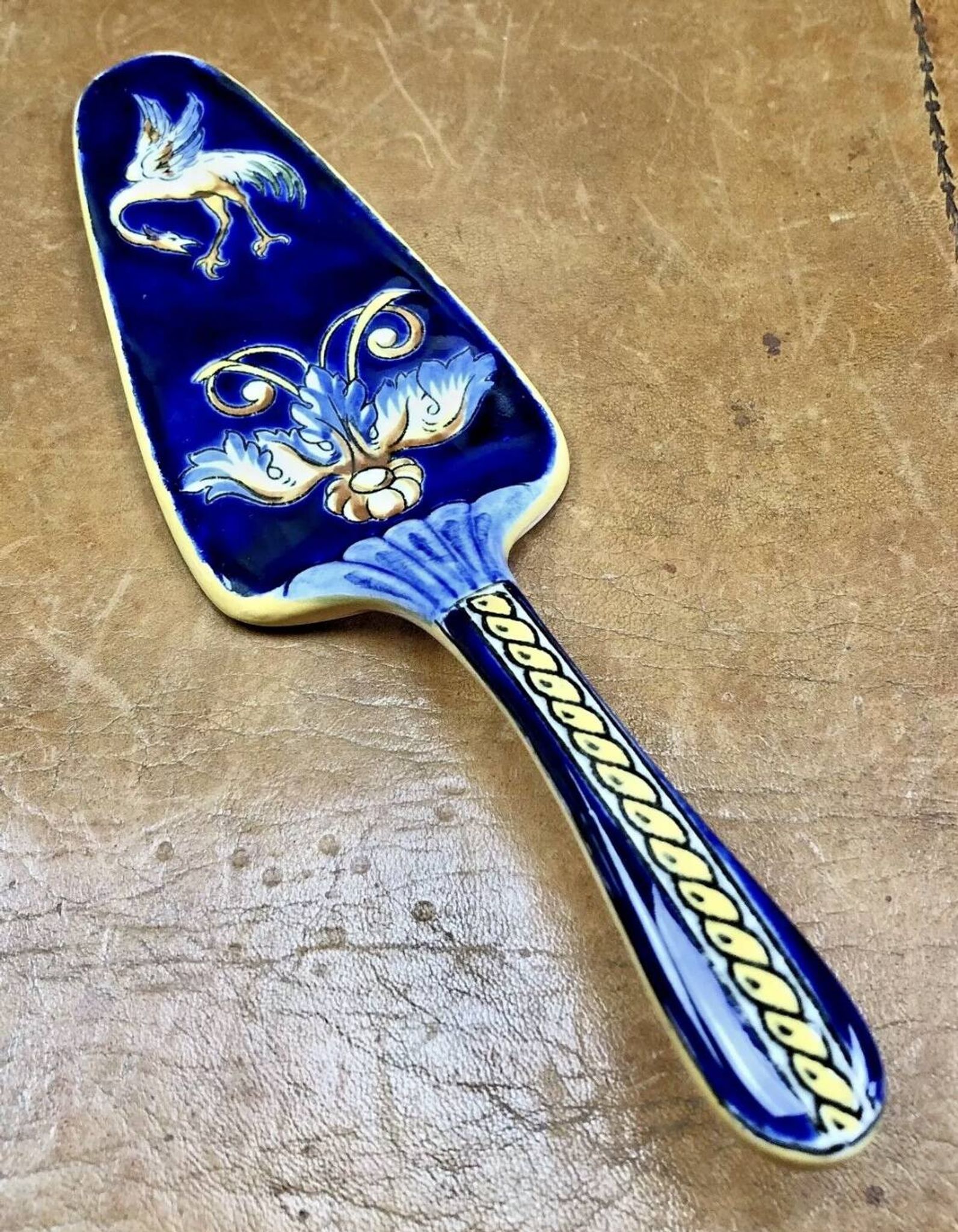 Ancienne pelle à gâteau Gien Renaissance fond bleu 1941/1950