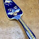 Antique Gien Renaissance cake shovel, blue background, 1941/1950