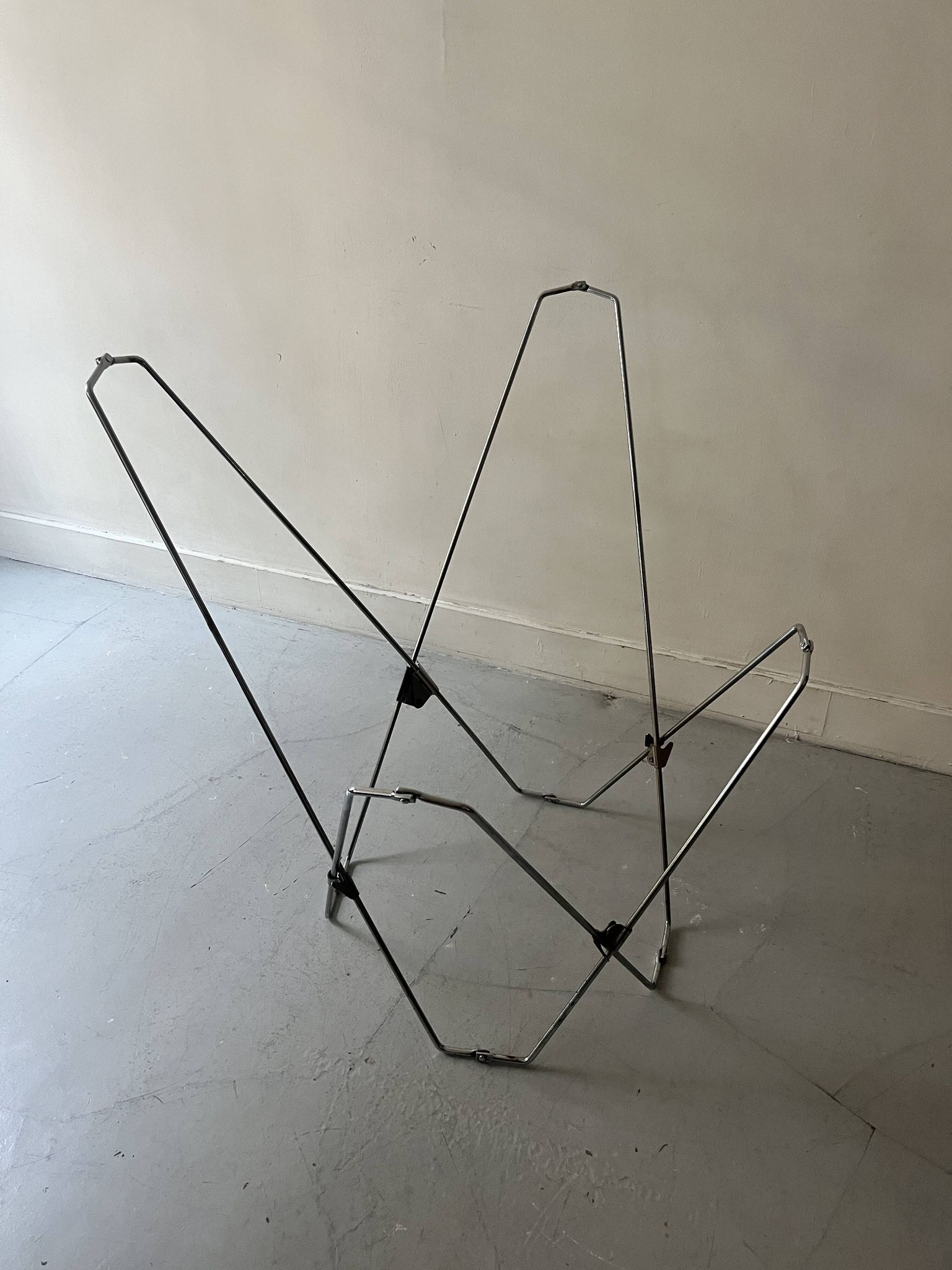 fauteuil design papillon en chrome et cuir noir