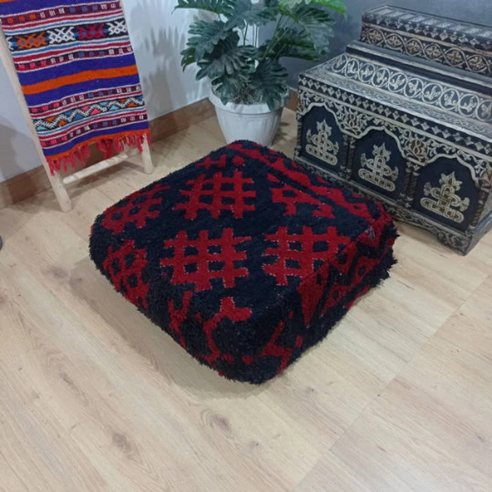 Handmade Berber pouf in wool 60 X 60 X 20 CM