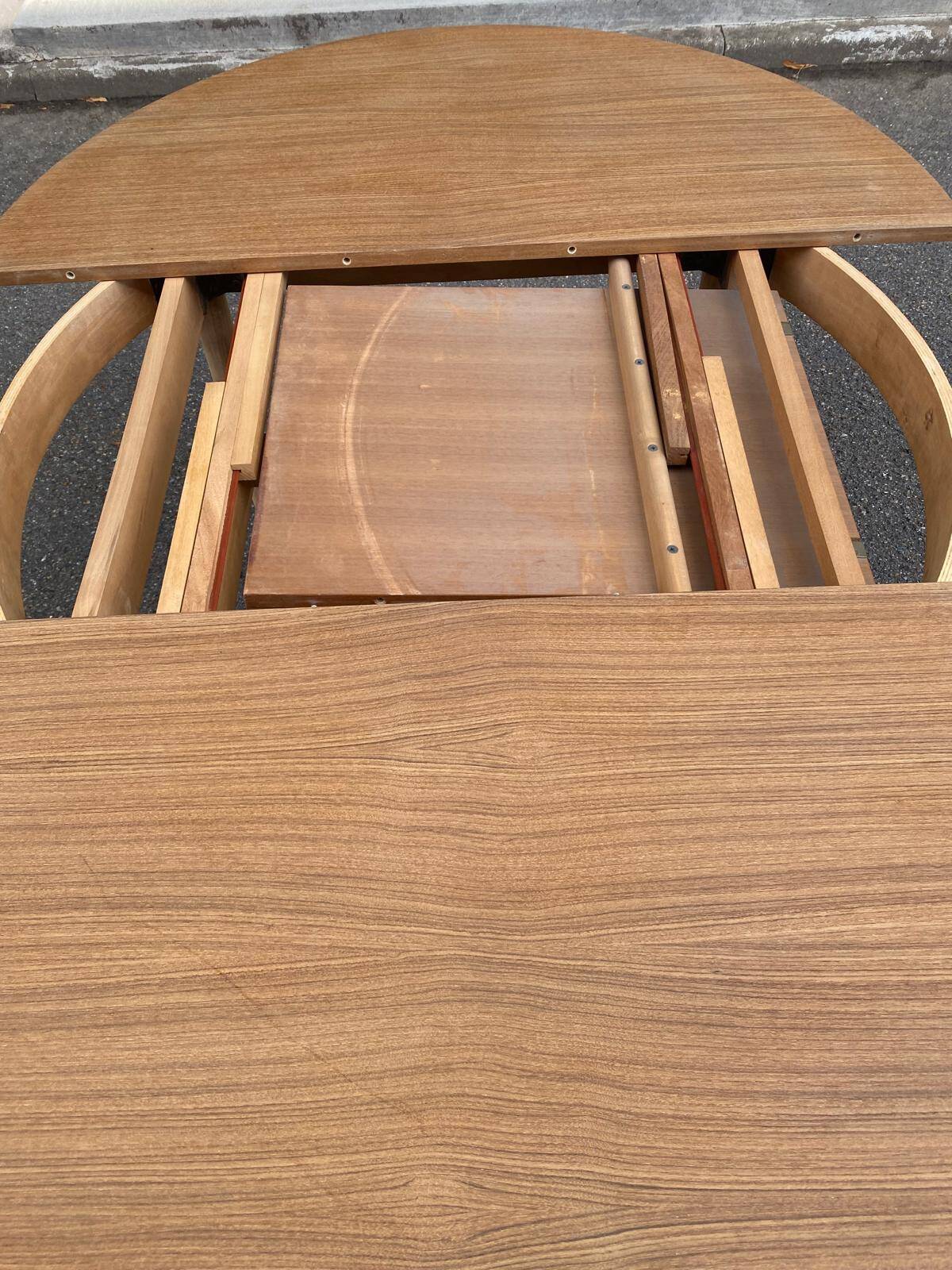 Table à manger scandinave ronde extensible rénovée en teck 1950
