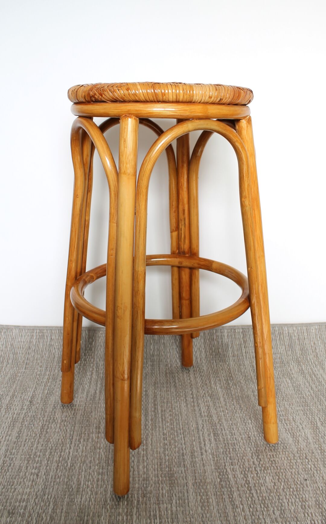 Paire de tabourets haut en rotin