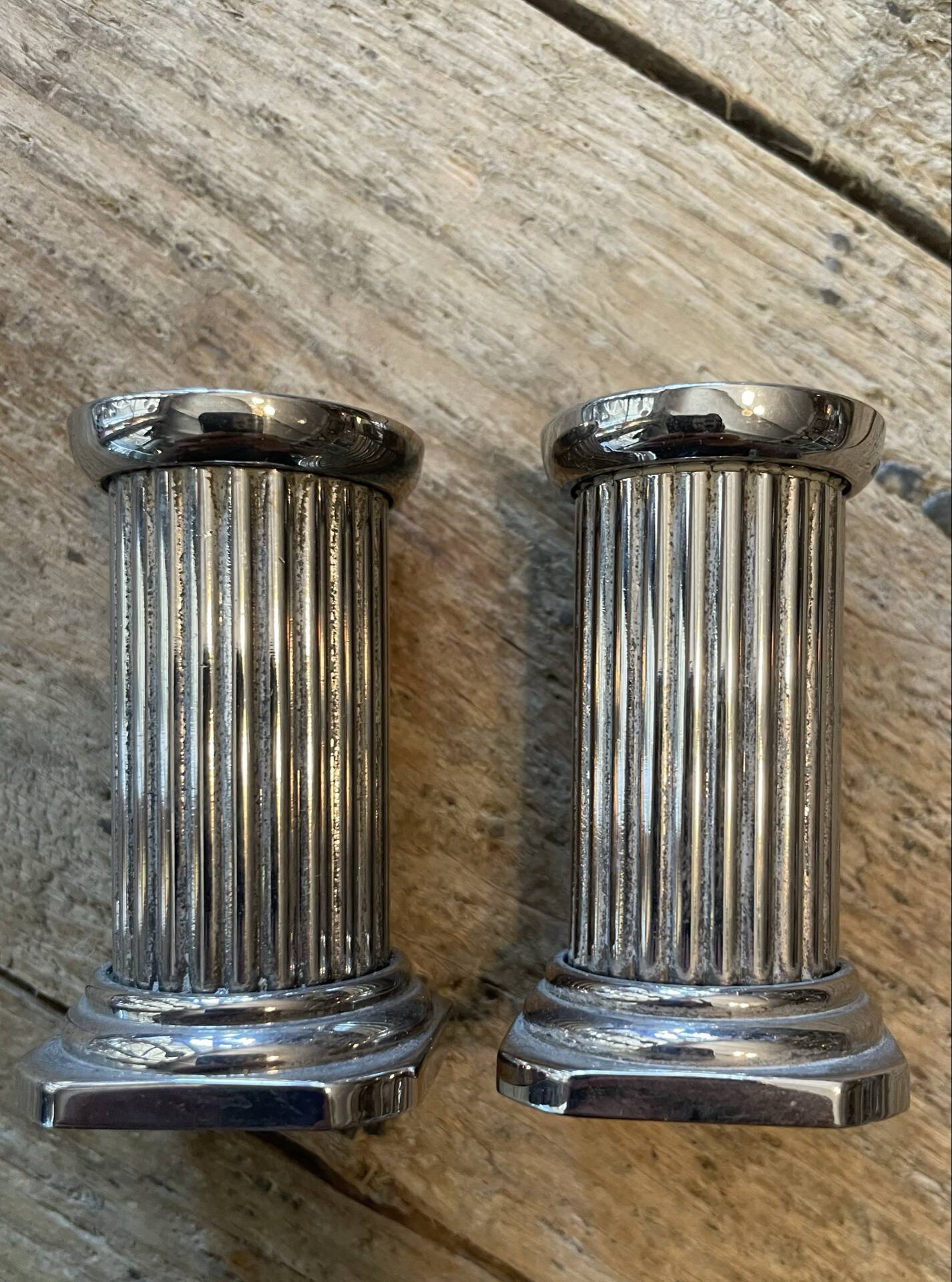 Salière et poivrière ancien en forme de colonne