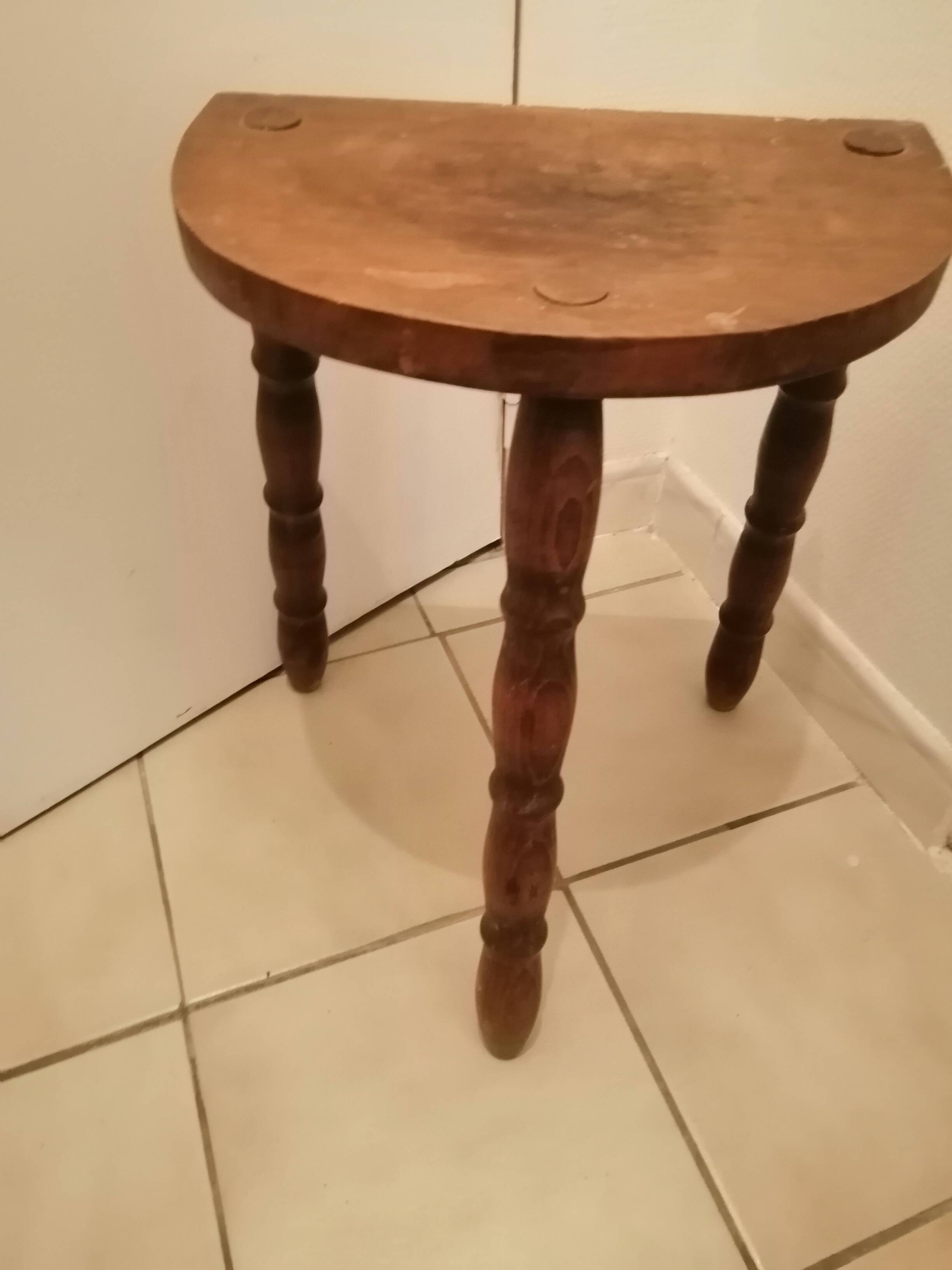 Tabouret tripode demi lune en bois massif