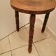 Tabouret tripode demi lune en bois massif