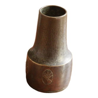 Ancien vase en métal