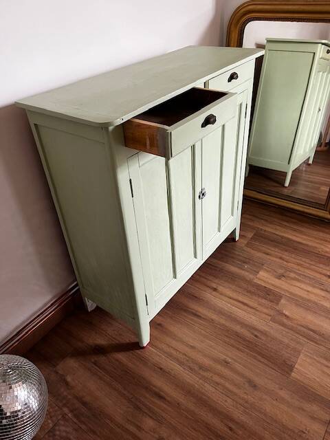 Green Parisian Buffet