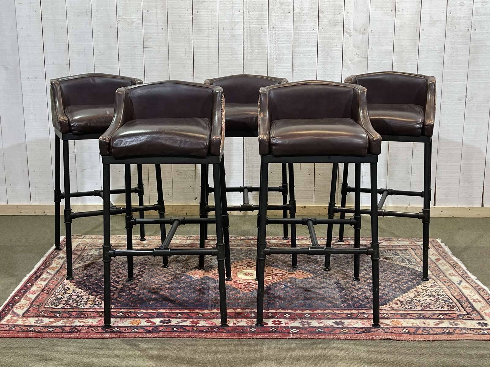 Série de 5 tabourets style industriel en métal et cuir, travail moderne