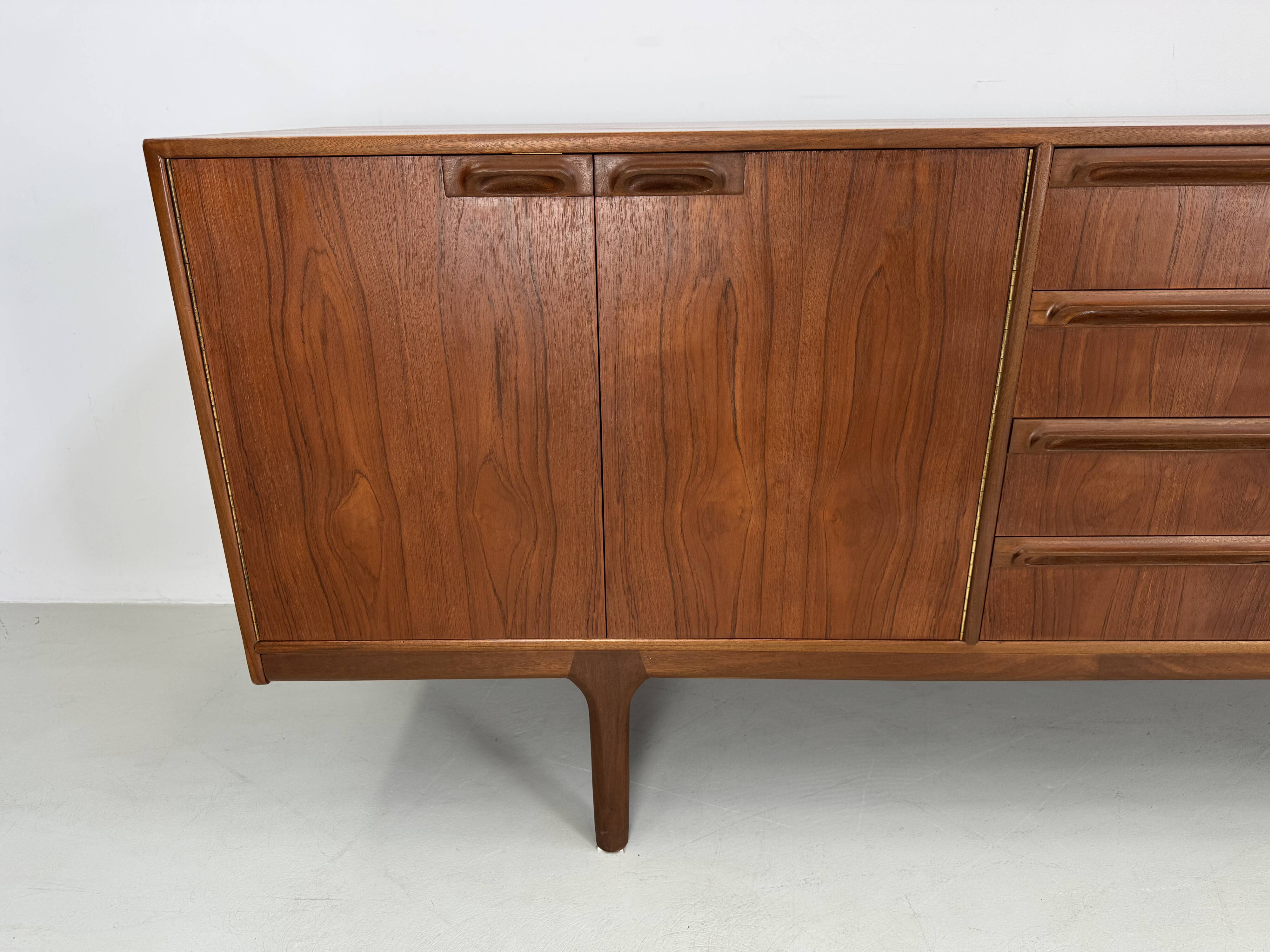 Buffet vintage par McIntosh, design de T. Robertson des années 1960.