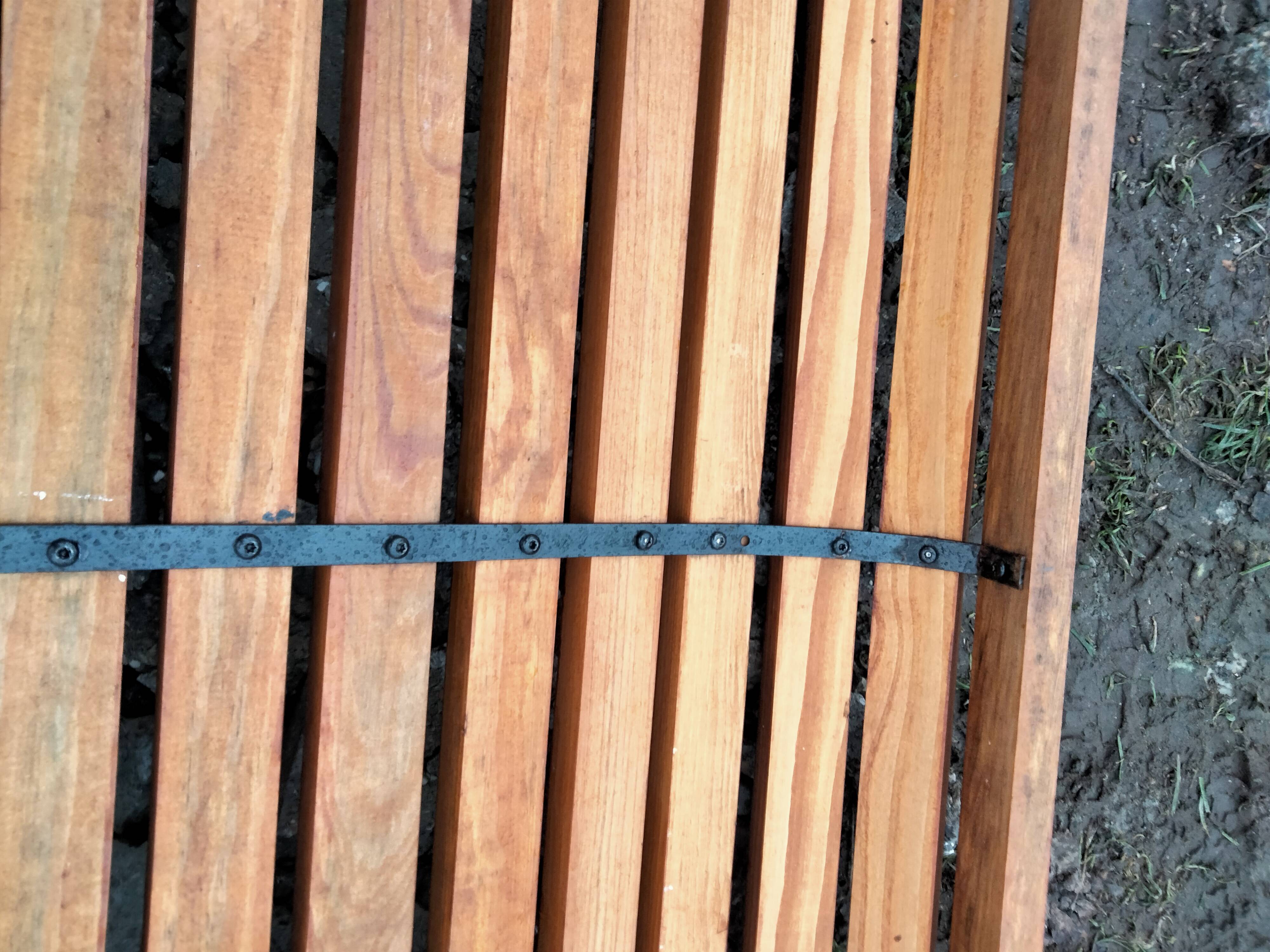Old garden bench with vintage cast iron legs xxeme