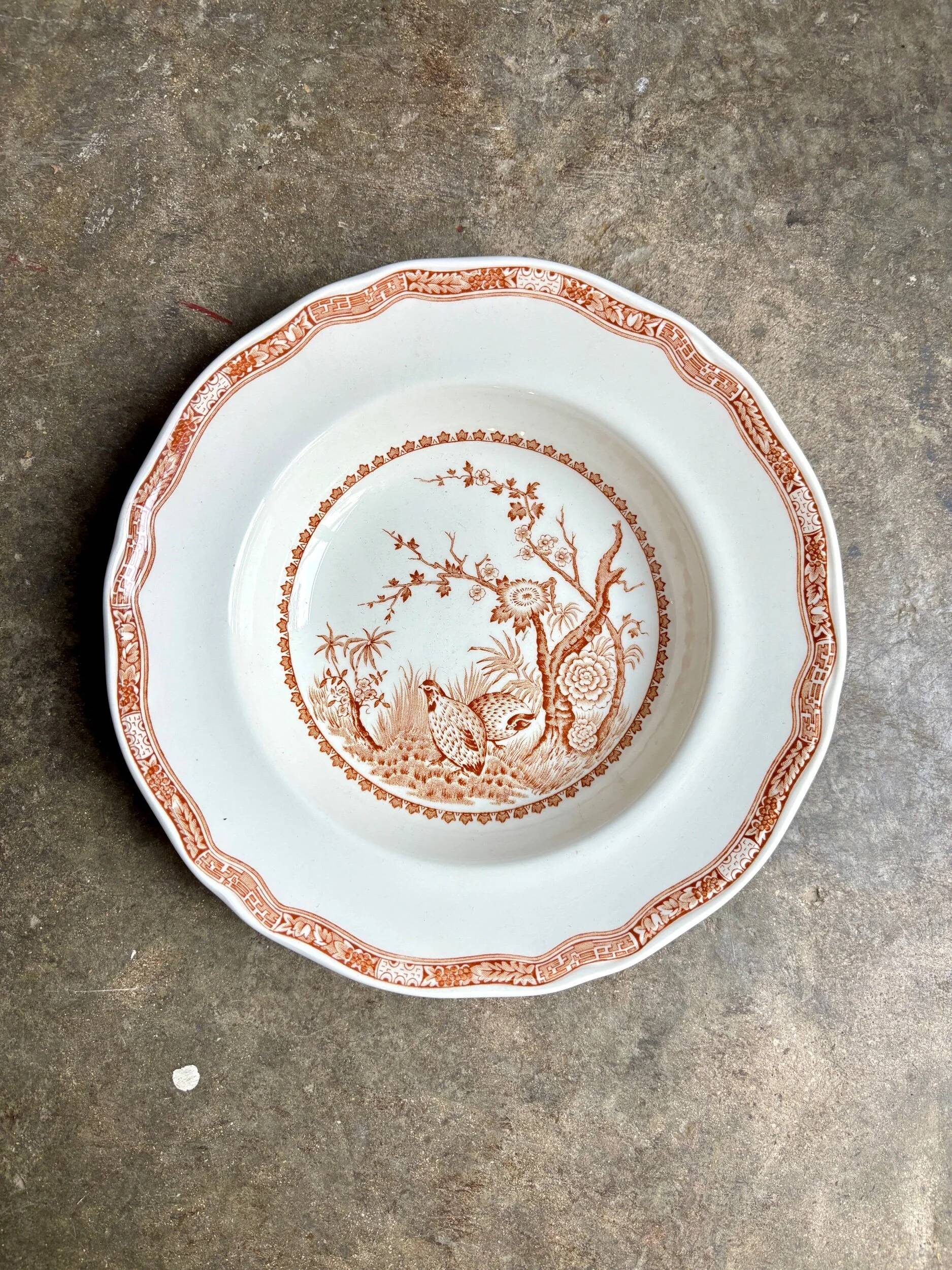 Assiette creuse en terre de fer anglaise ocre, service "Furnivals Quail"