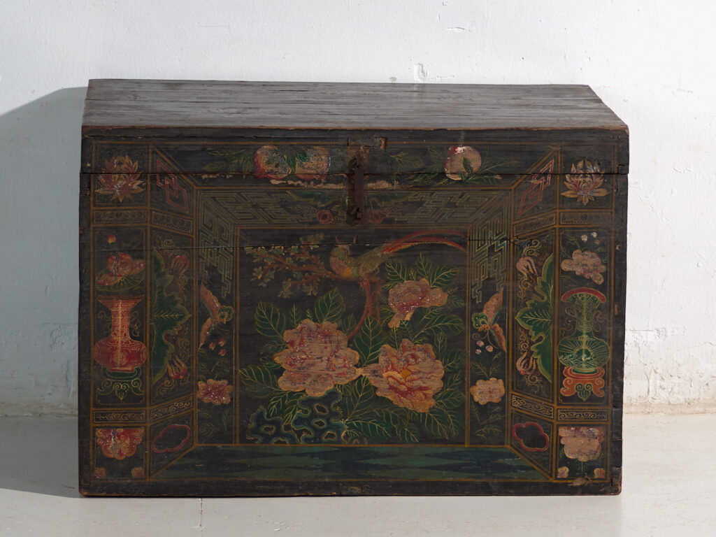 Antique chest painted in pine wood – China, around 1900