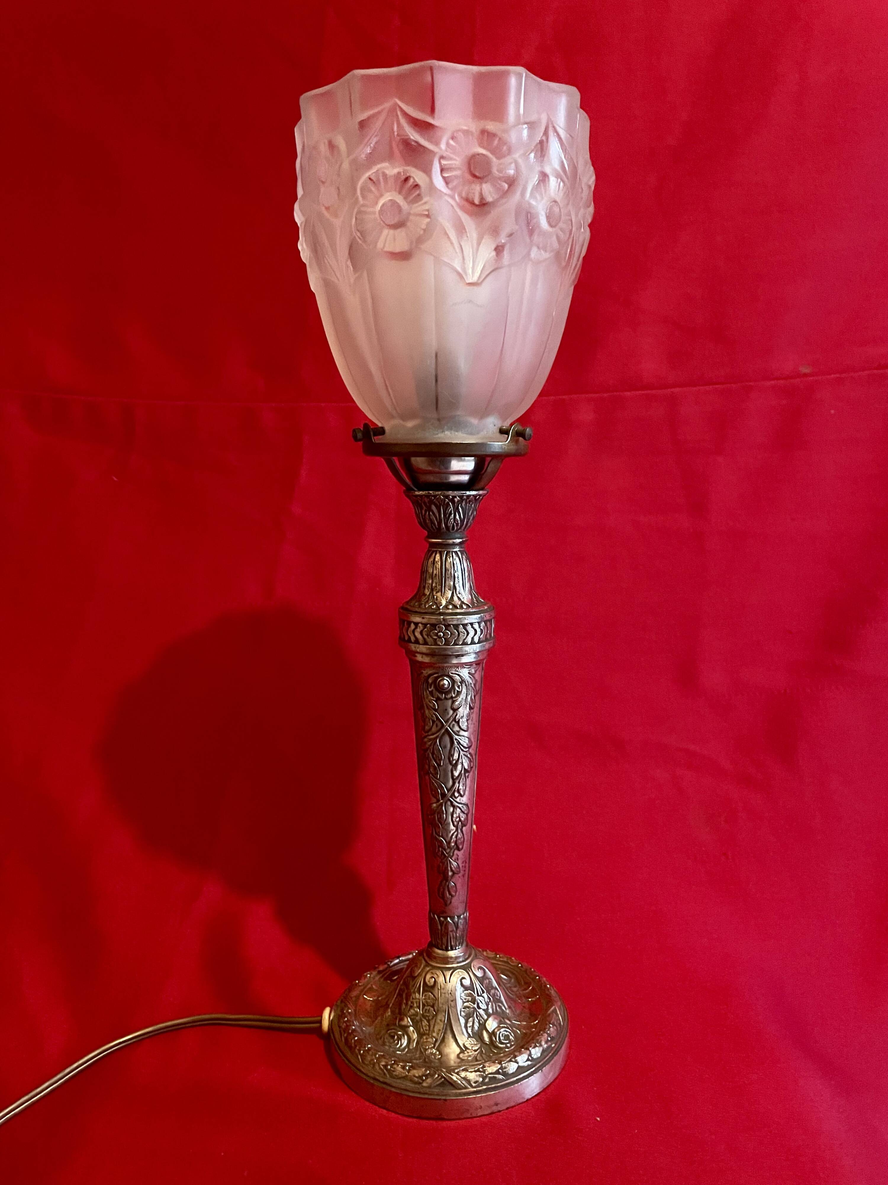 Art Deco lamp, in nickel-plated bronze, molded and sandblasted glass paste lampshade