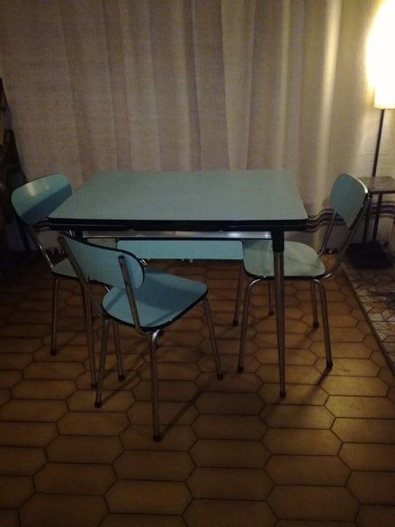 Set table and chairs in formica