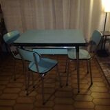 Set table and chairs in formica
