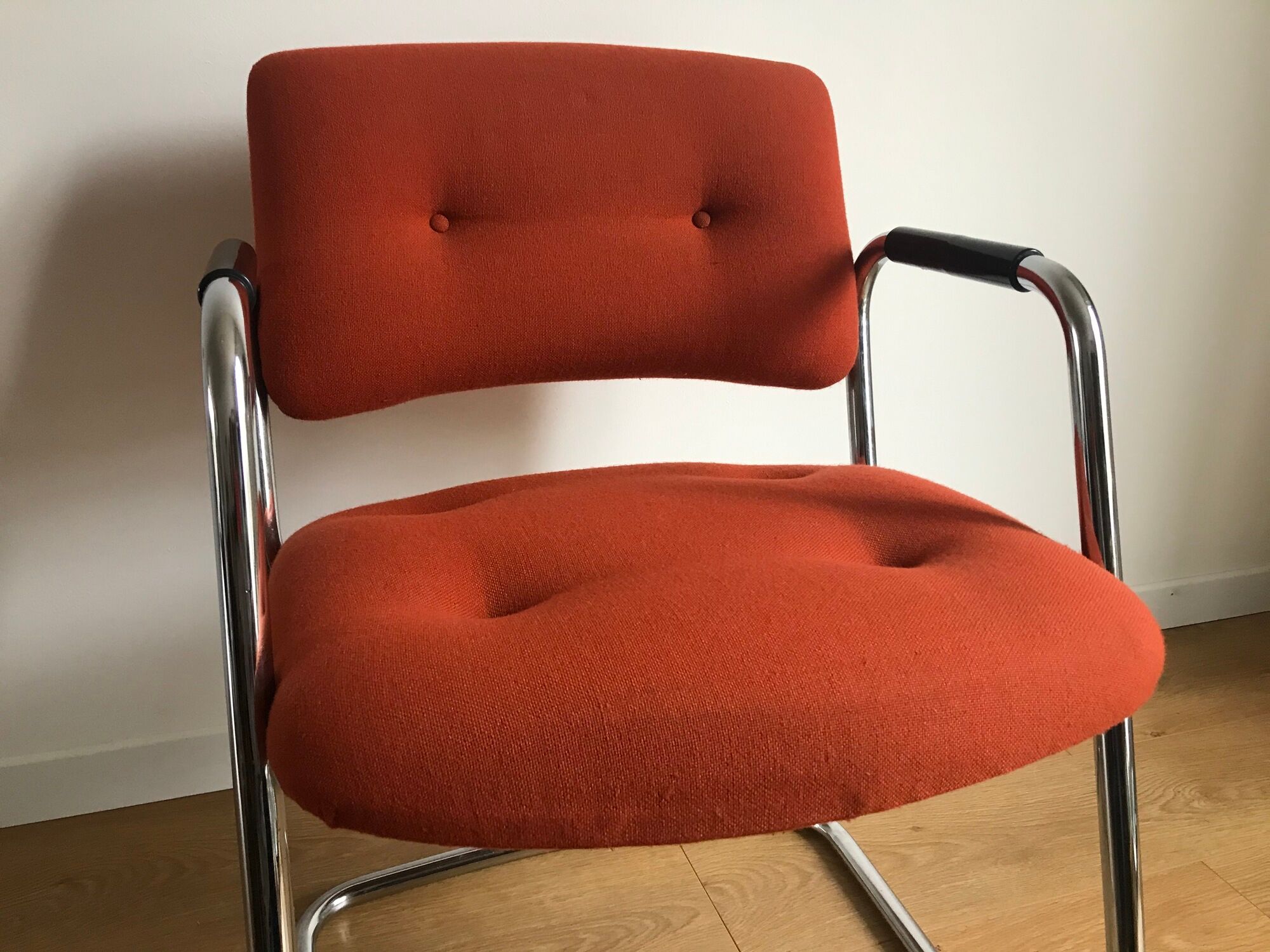 Fauteuil vintage de bureau piètement luge en laine orange par steelcase strafor