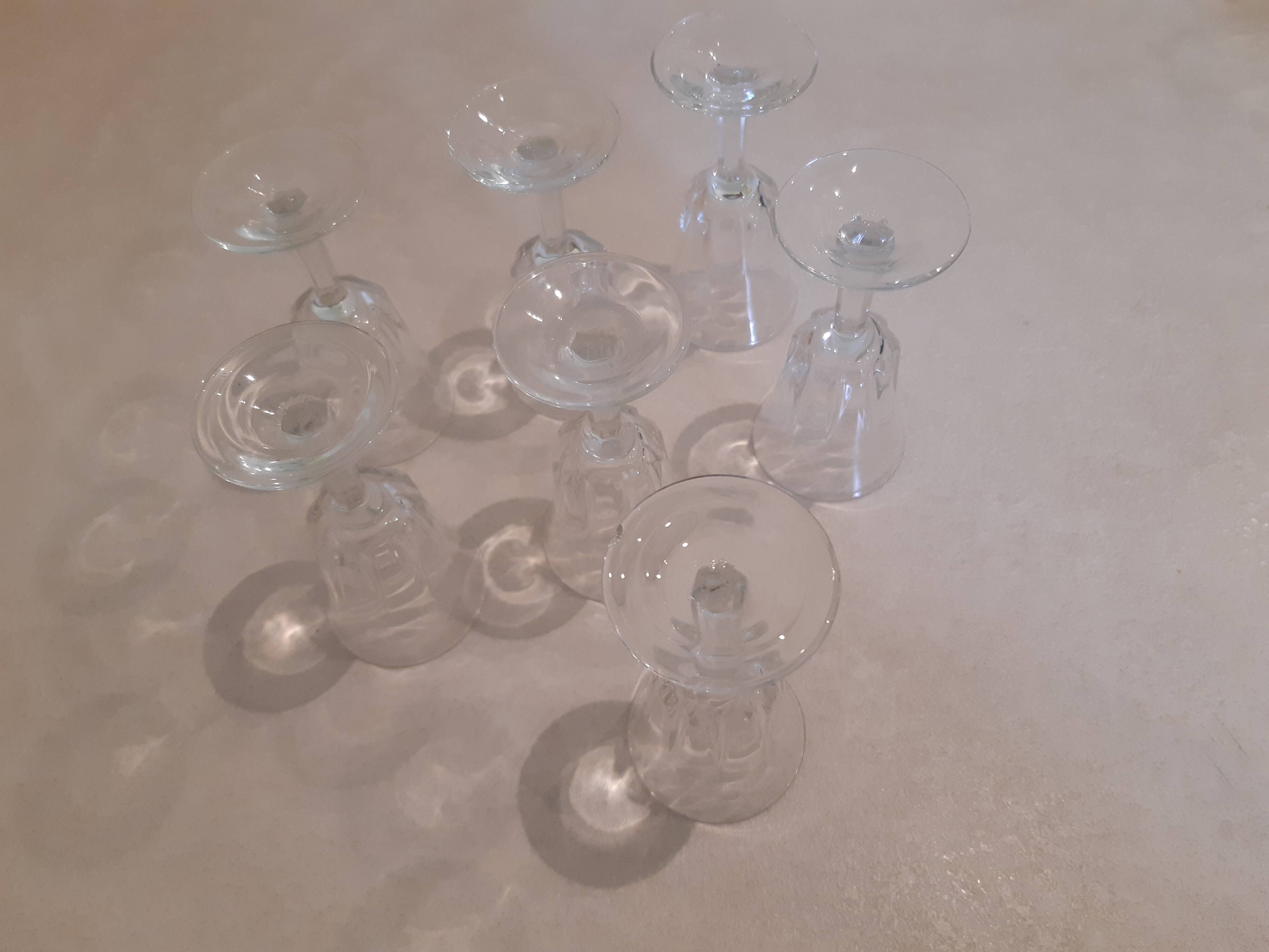 Lot de 7 petits verres à pied ciselés
