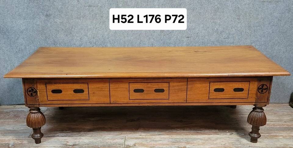 Very large English style coffee table in walnut from the 20th century