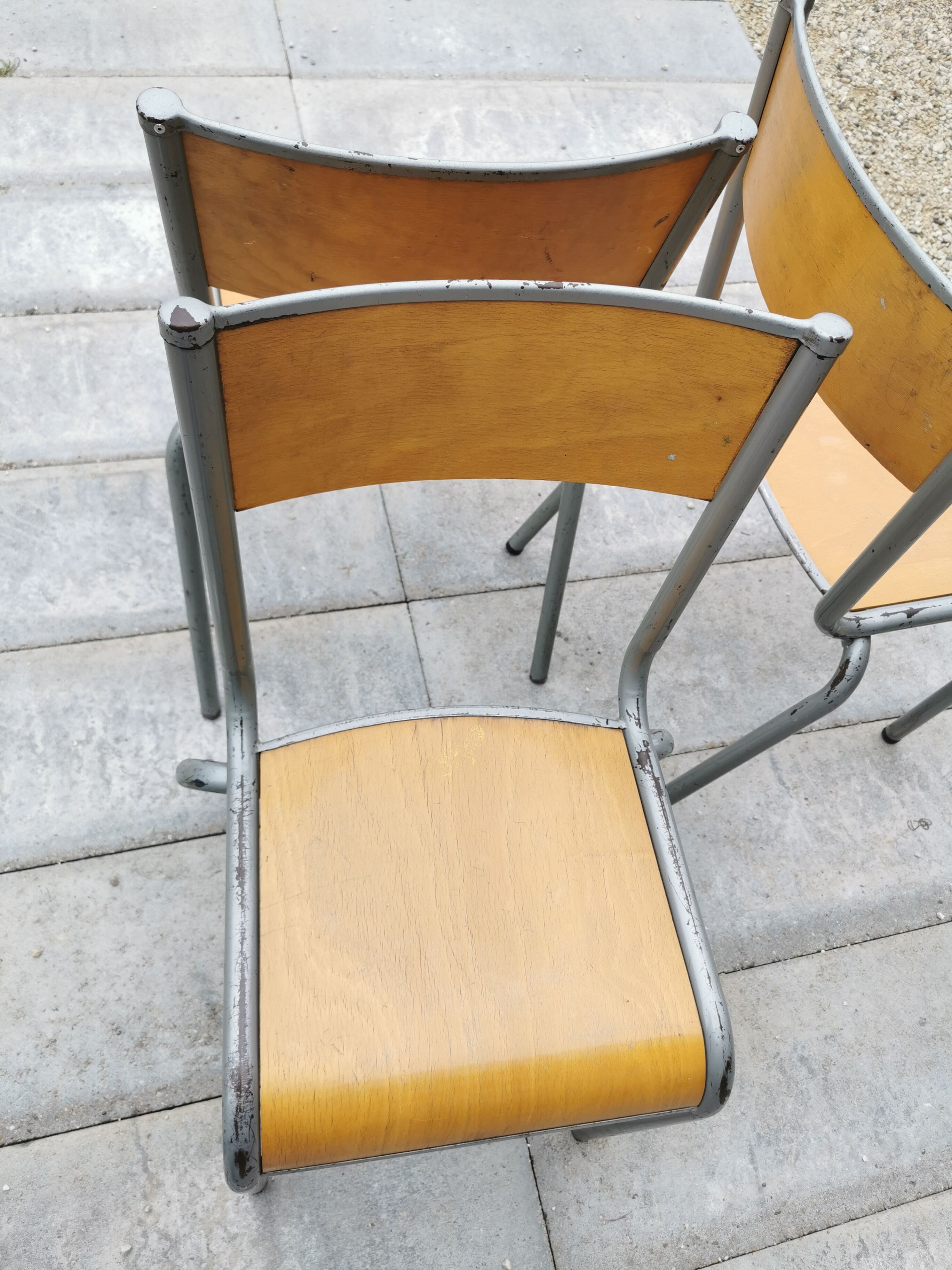 Lot de trois chaises d'école vintage