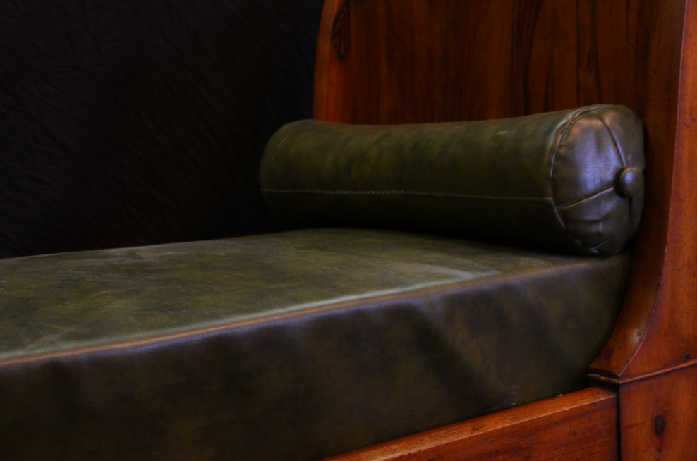 Banquette en noyer et cuir vert du XIXe siècle