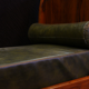 Banquette en noyer et cuir vert du XIXe siècle