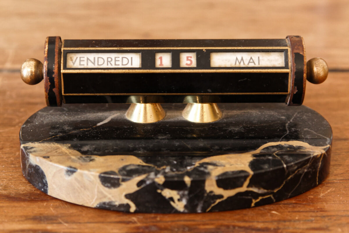 Art deco perpetual calendar