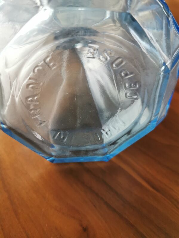 Carafe à absinthe en verre bleu avec son bouchon circa 1900