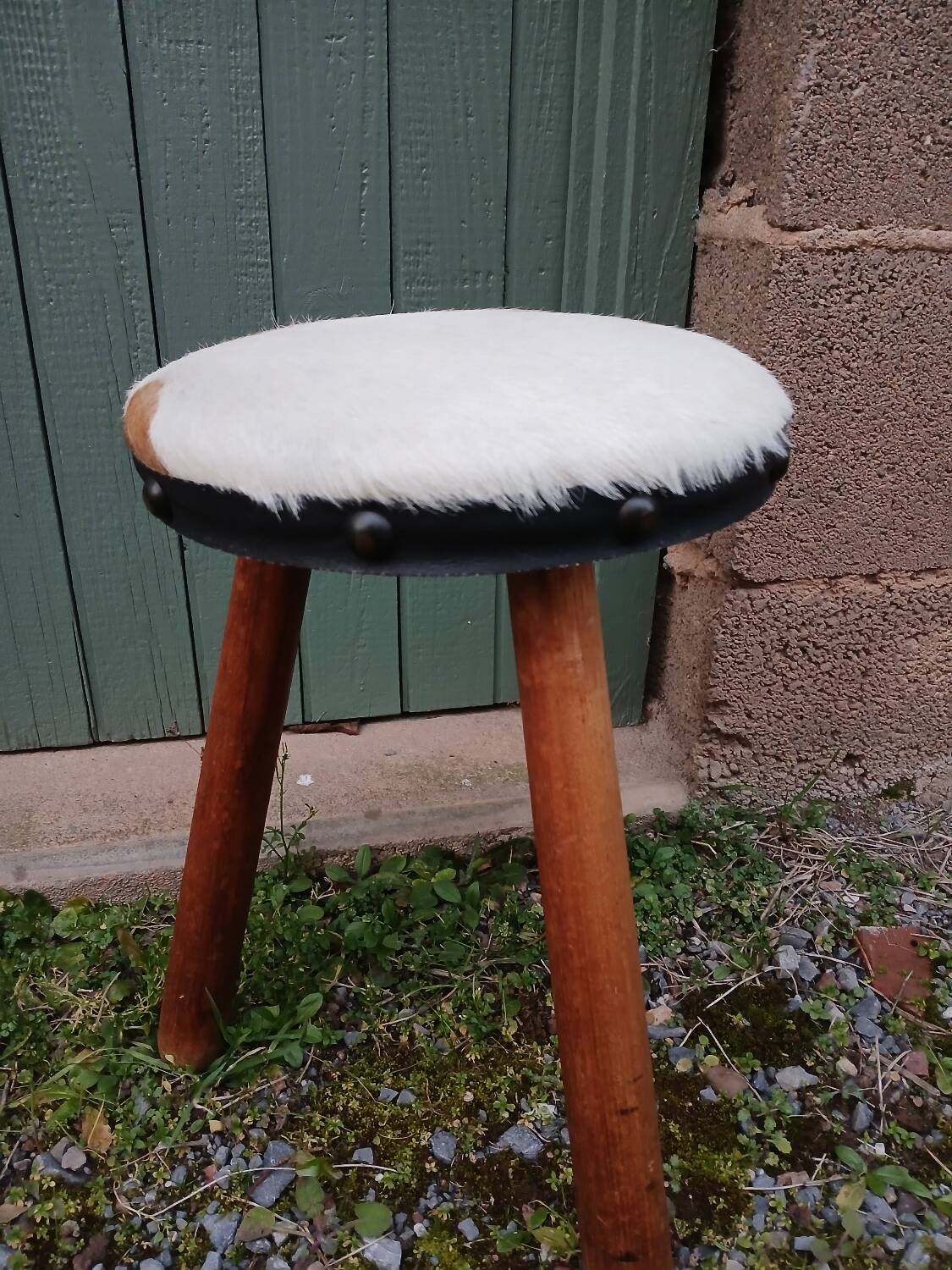 Tabouret tripode ancien en bois et peau de vache