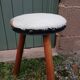 Tabouret tripode ancien en bois et peau de vache