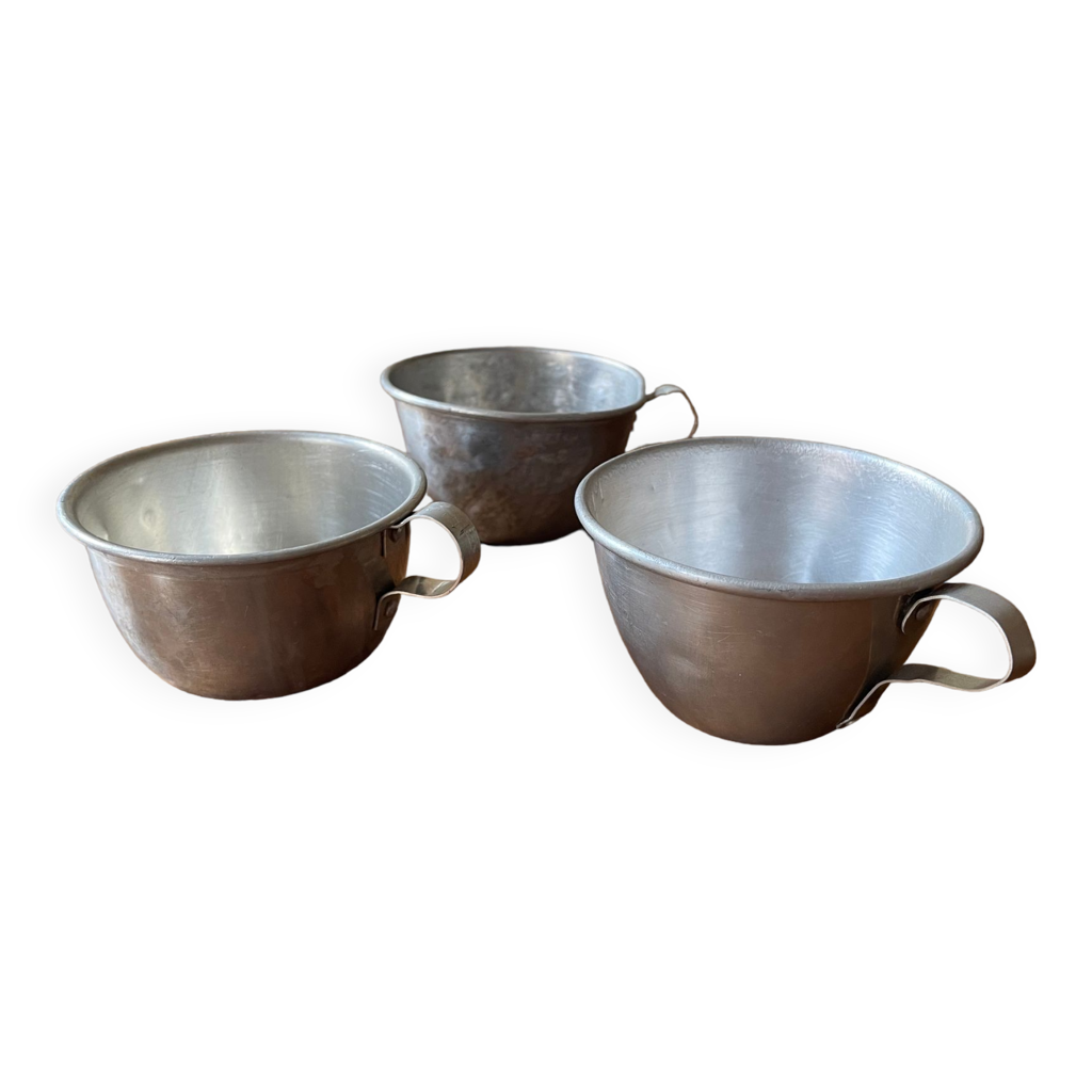 Lot De Deux Tasses Anciennes En Aluminium Vintage - Hauteur 9 Cm - Argenté