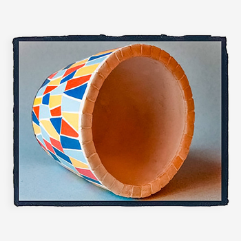 Vase en céramique décoré de mosaïque moderniste de style trencadís (Gaudí. Barcelone).